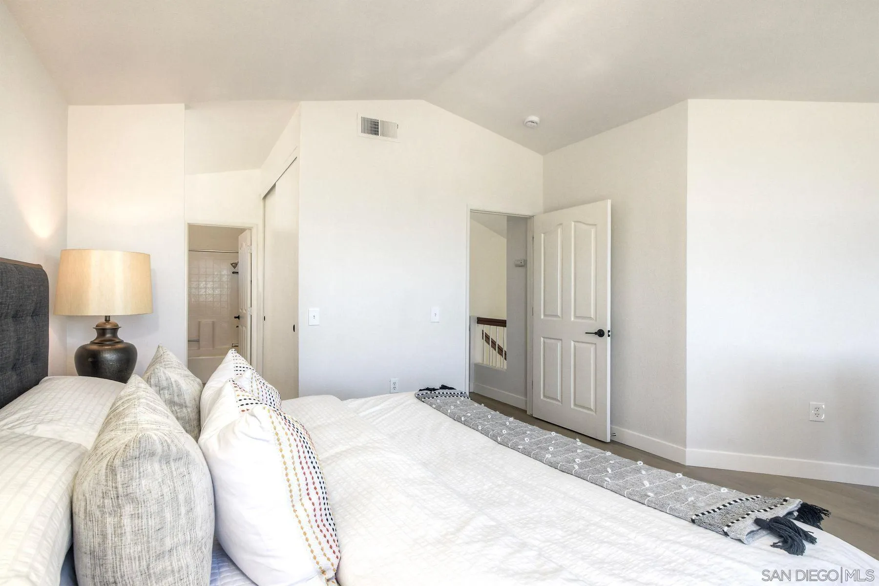 https://cdn.realtyfeed.com/cdn/127/250036872/18bf708bbe1d348ed4fa24d4b7e0ed38.webp