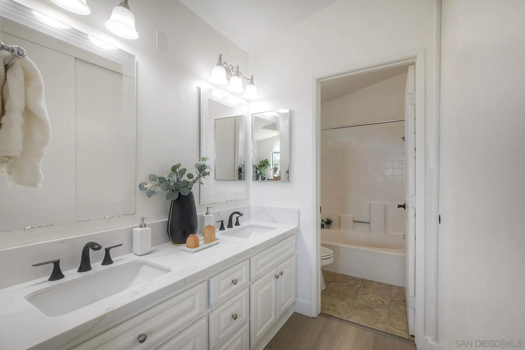 https://cdn.realtyfeed.com/cdn/127/250036872/1f0e9aa173a77fb65c6c722c1de877b9.webp