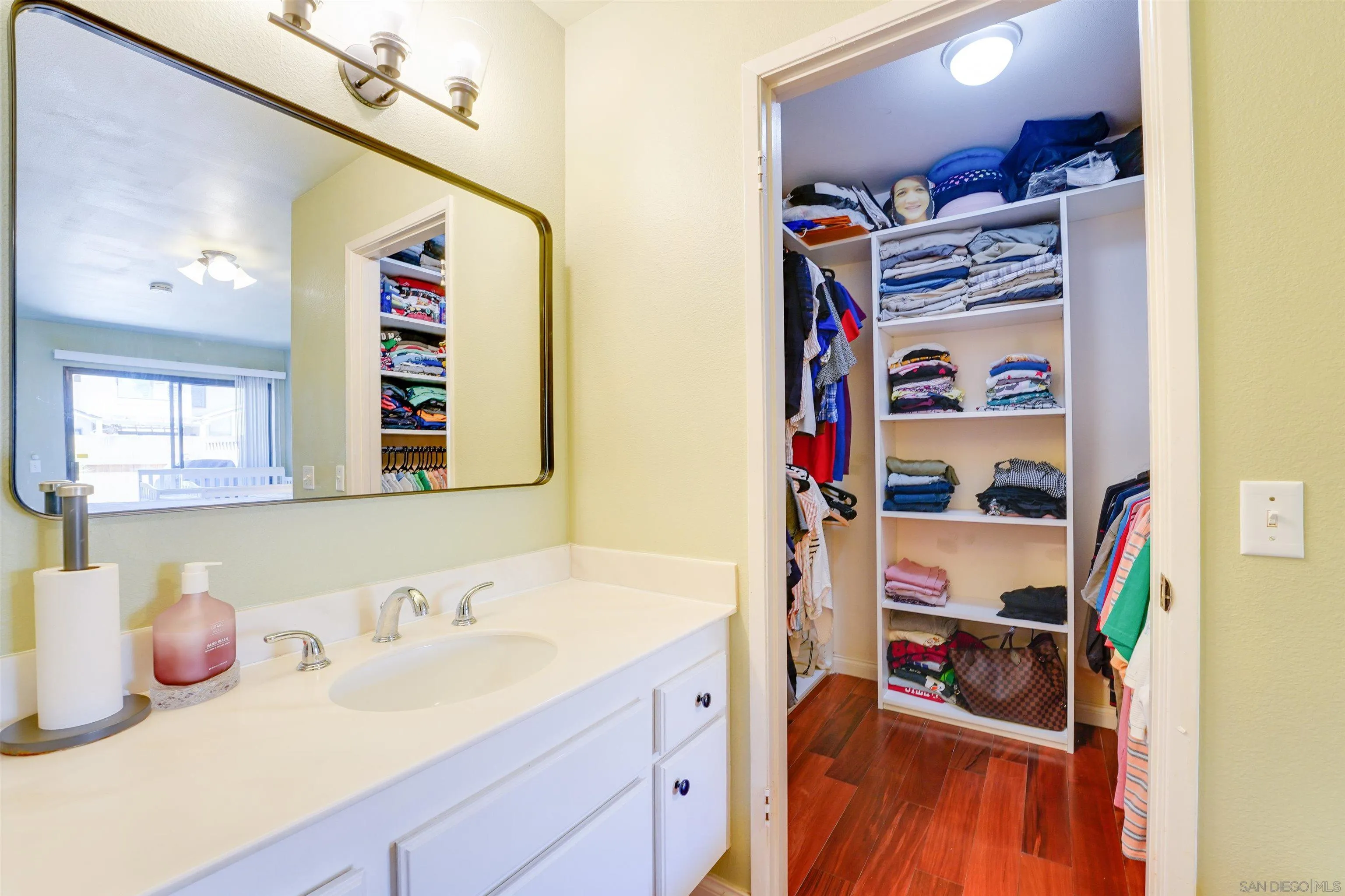 https://cdn.realtyfeed.com/cdn/127/250036873/779f10bf724065974d9822d60671f1ec.webp