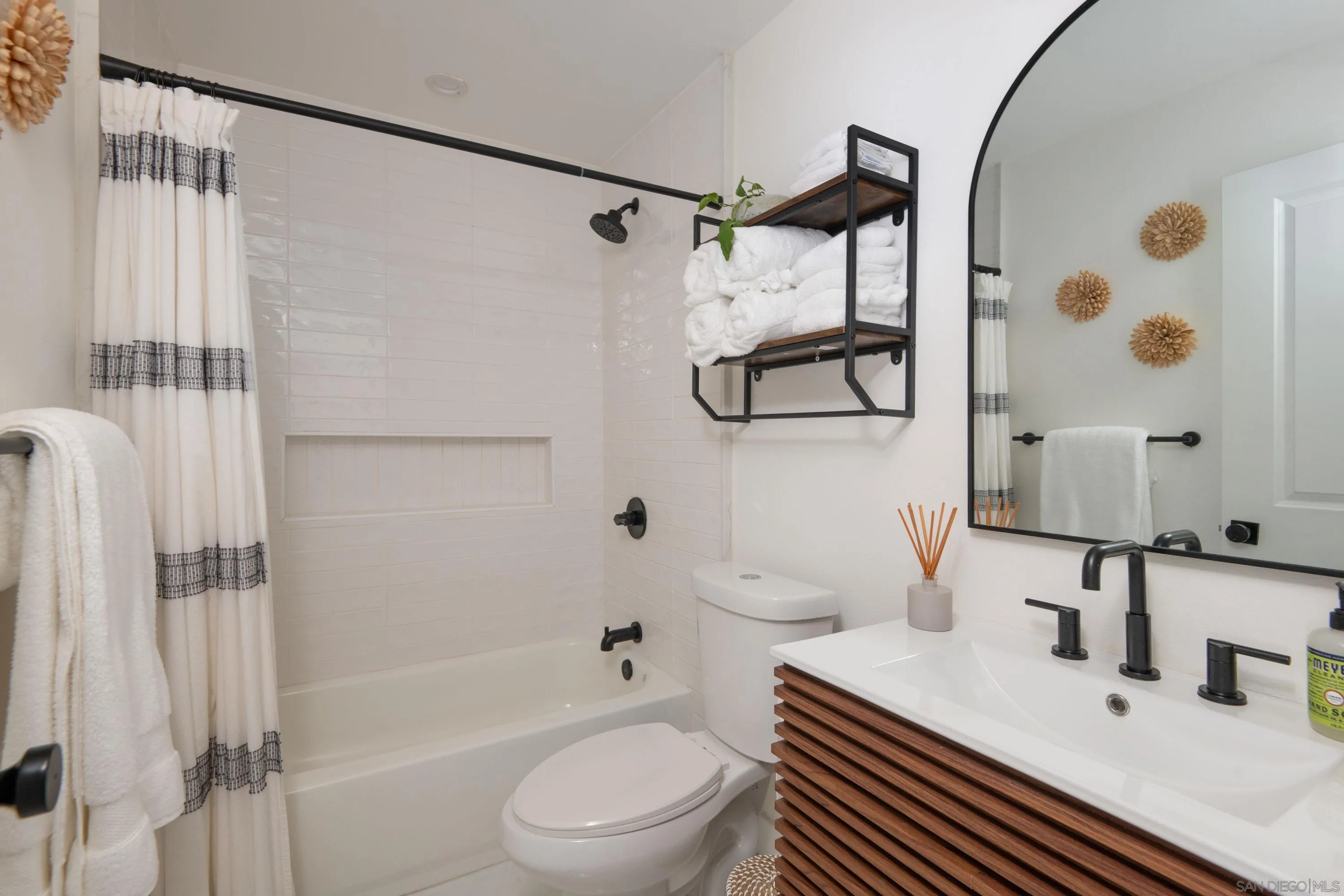 https://cdn.realtyfeed.com/cdn/127/250036875/a6cd56484885d27cd89d1a2d1339828d.webp