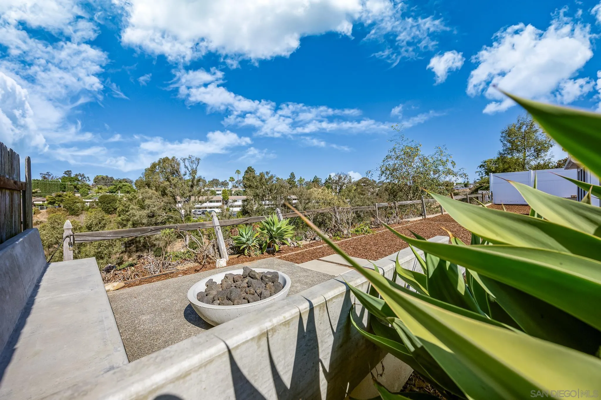 https://cdn.realtyfeed.com/cdn/127/250036888/5dbb163fd42b688340b3ba467846cf67.webp