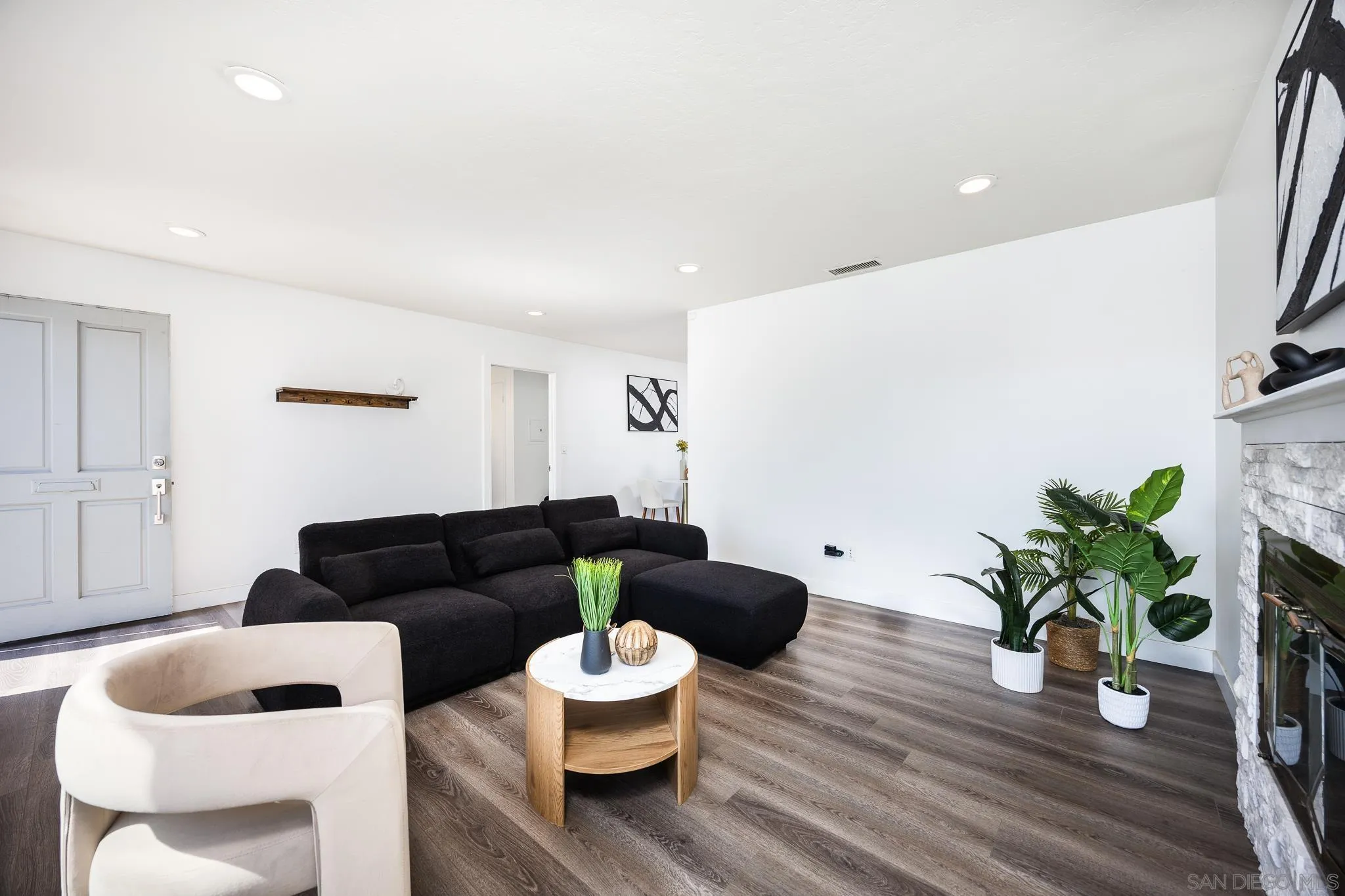 https://cdn.realtyfeed.com/cdn/127/250036888/e2dbc629304bb737f9a0bb5b0045d649.webp