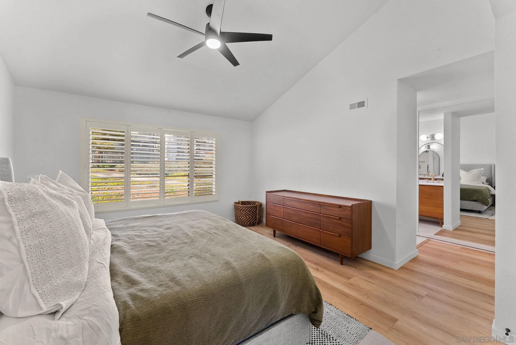 https://cdn.realtyfeed.com/cdn/127/250036894/6d8f1beac5dfa3c90758f625dffba118.webp