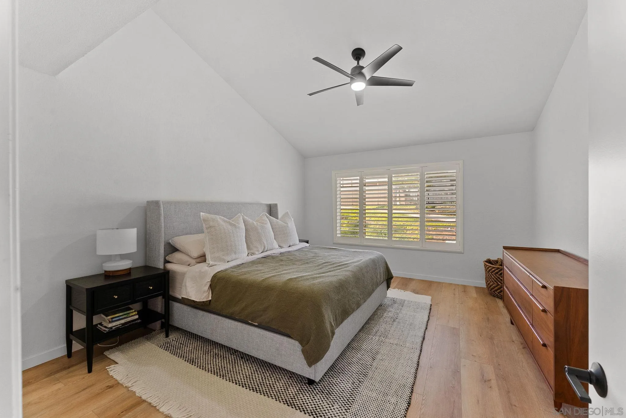 https://cdn.realtyfeed.com/cdn/127/250036894/e9bb41f851bccbfad7a71acc5833ed10.webp