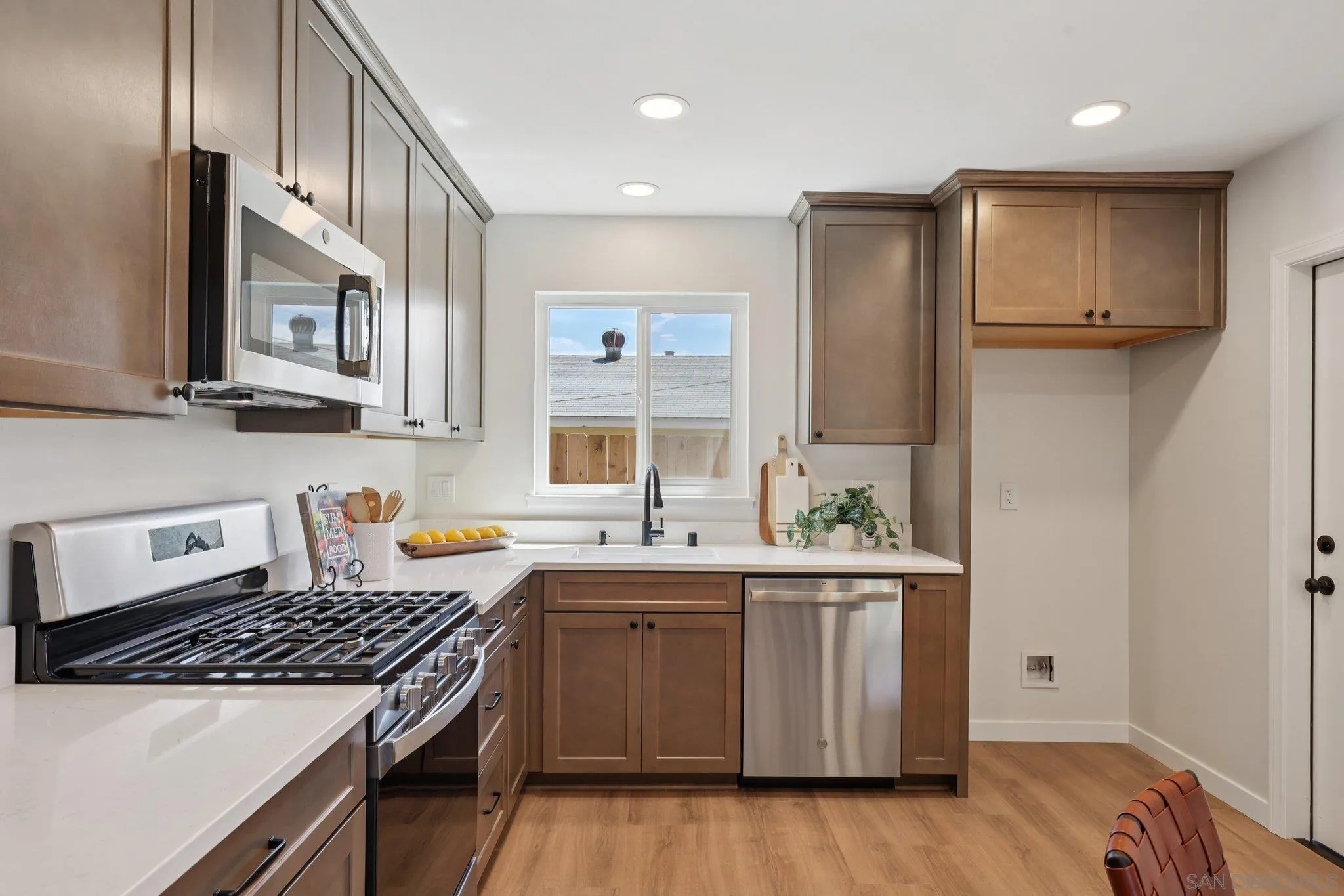https://cdn.realtyfeed.com/cdn/127/250036896/fe98a1f7d2064a63c7cab100b5672e5e.webp
