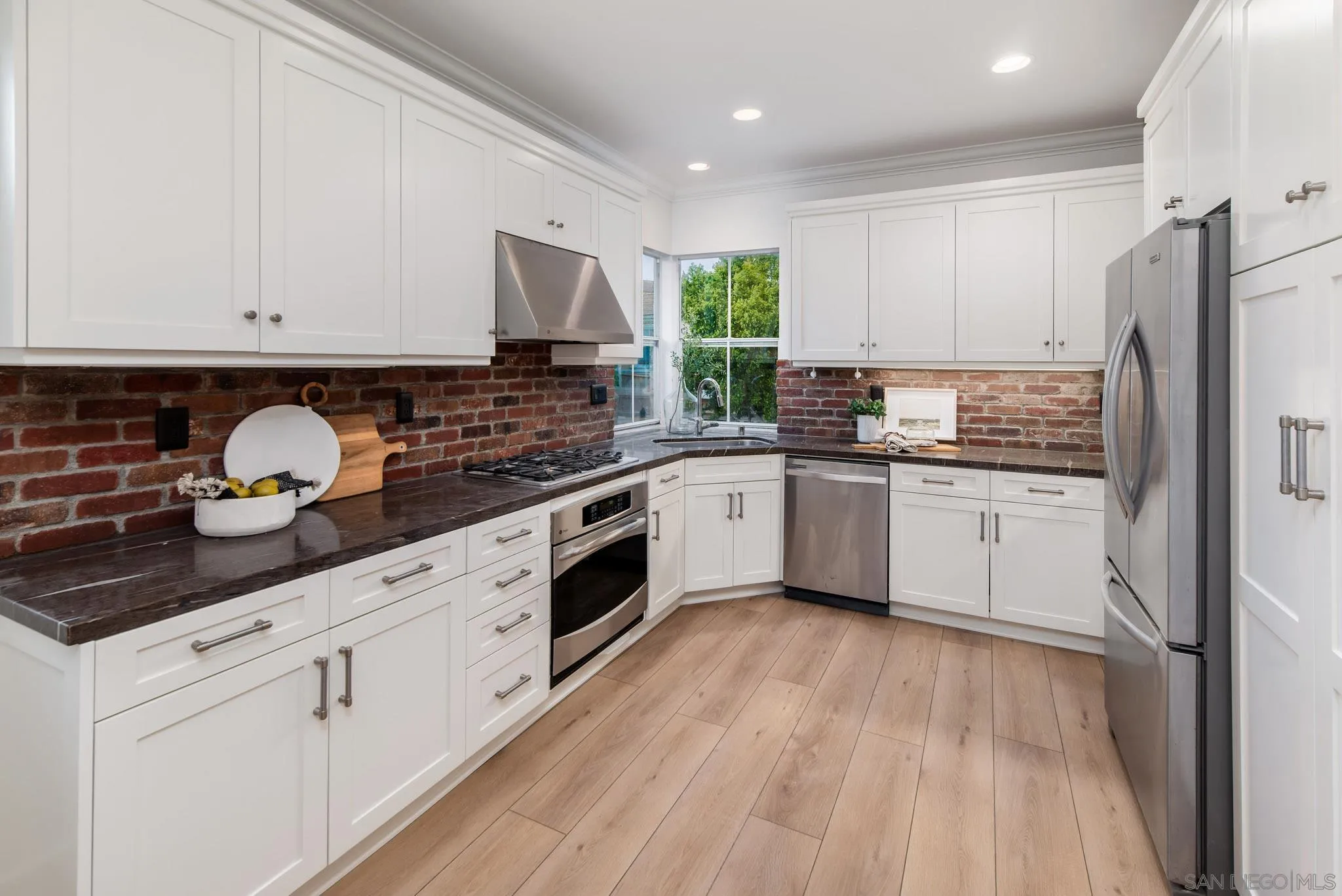 https://cdn.realtyfeed.com/cdn/127/250036899/461ffd60fcda6d4b83447fb53c1ac30c.webp