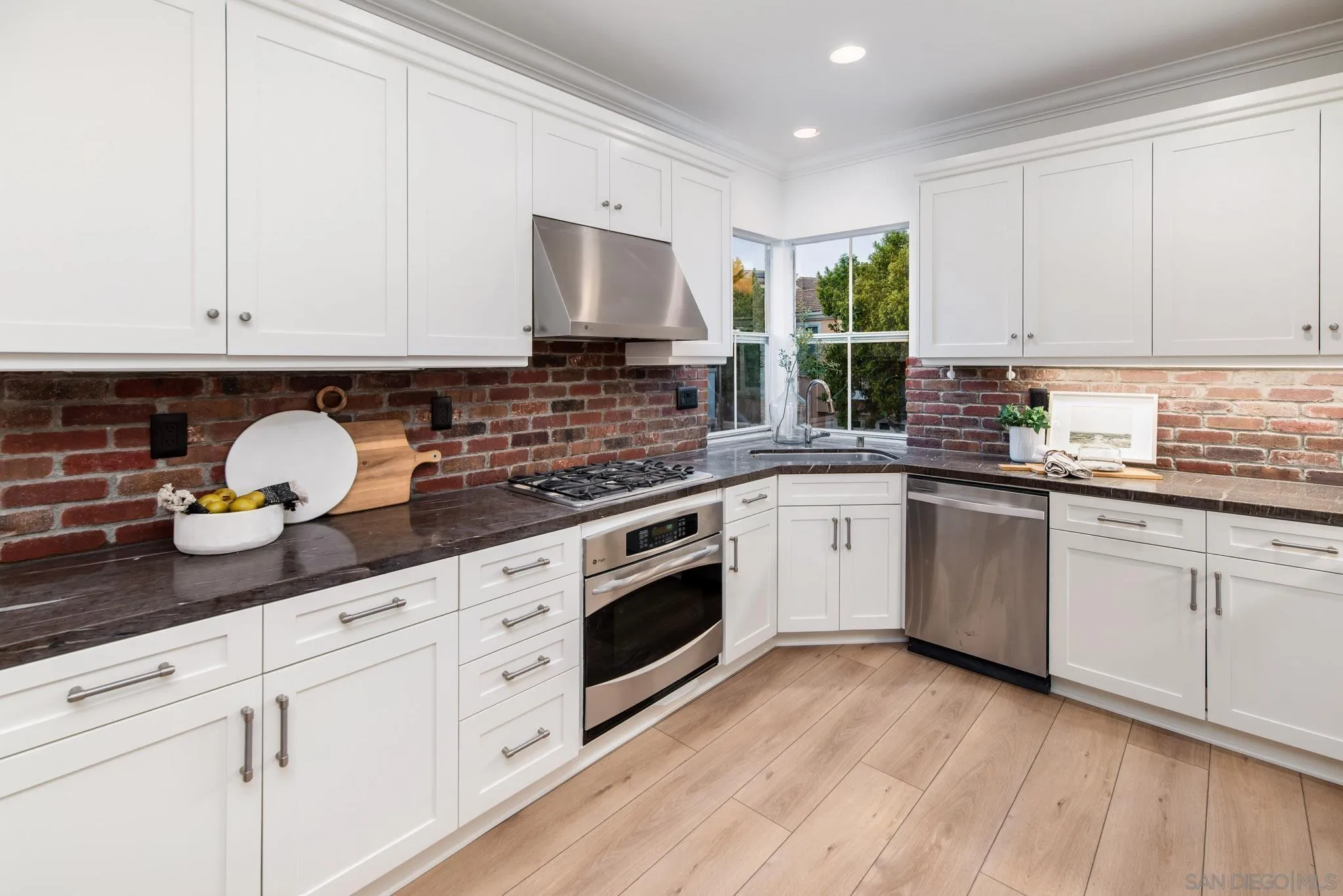 https://cdn.realtyfeed.com/cdn/127/250036899/e95e0fe8900044648f688a207f25e67d.webp