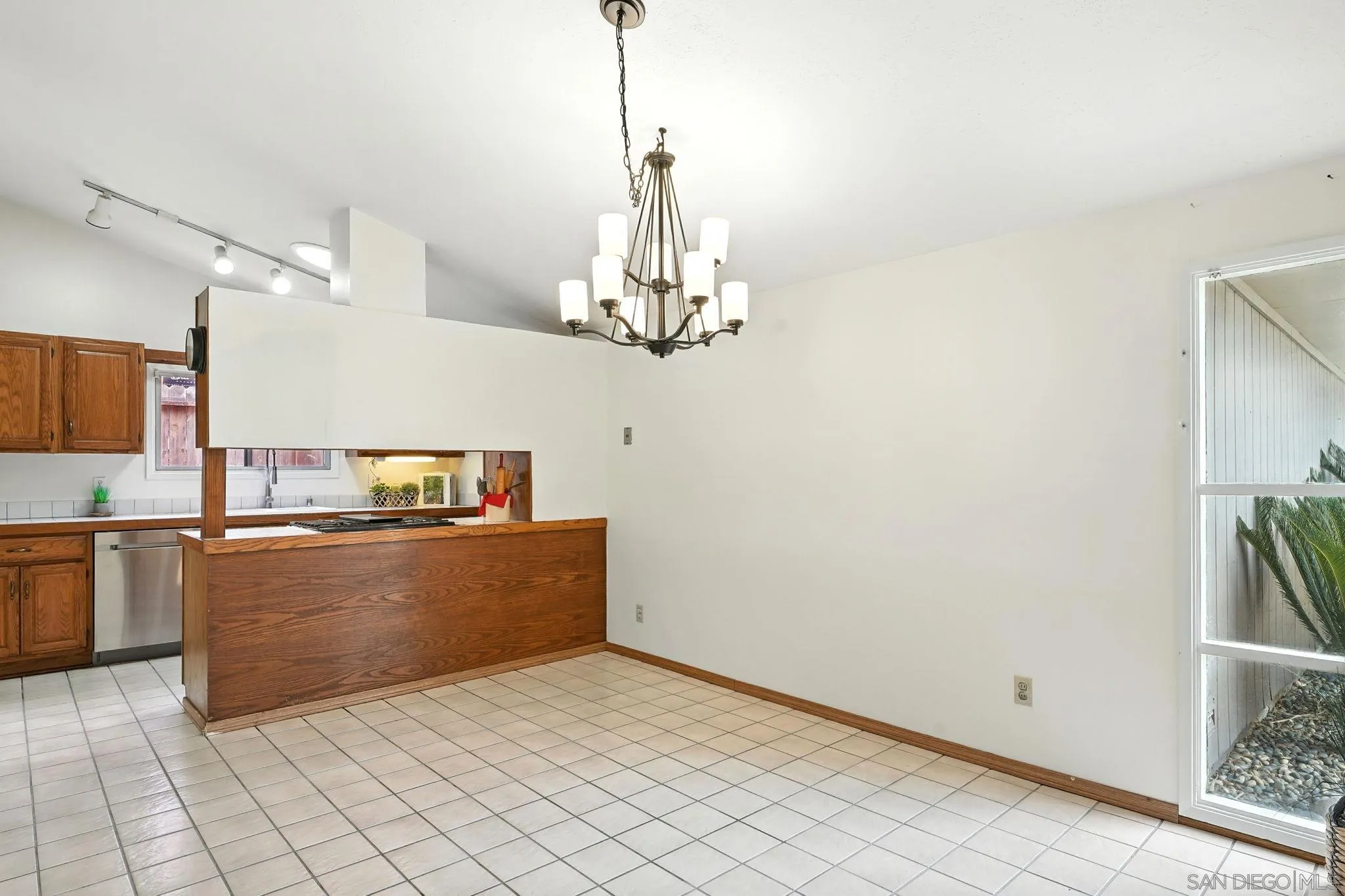 https://cdn.realtyfeed.com/cdn/127/250036900/ba57e7f8ed9d4149737dd7437eedc037.webp