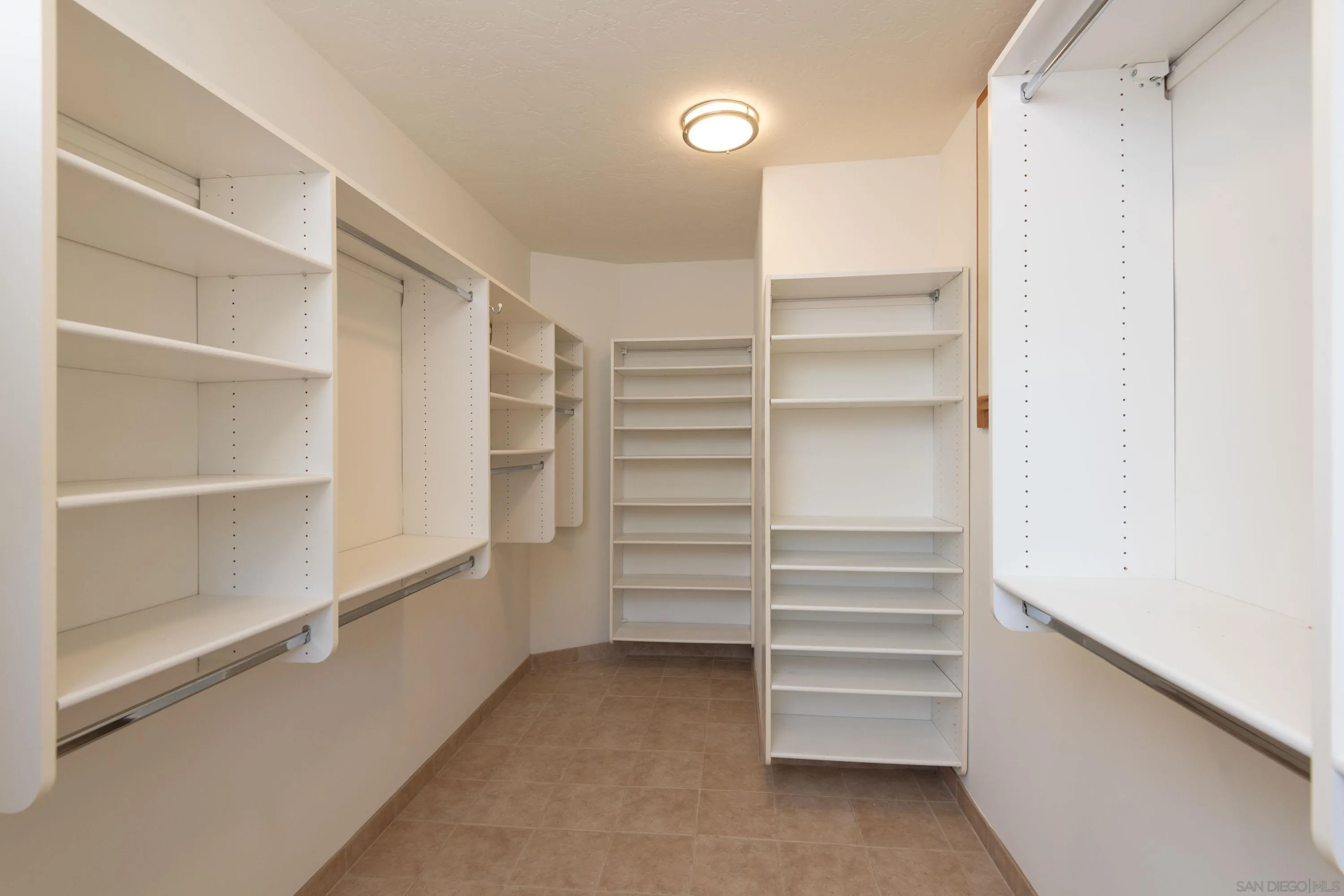 https://cdn.realtyfeed.com/cdn/127/250036905/f1e967754732f6f4cef60eadda5f0560.webp