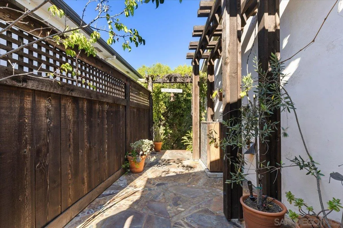 https://cdn.realtyfeed.com/cdn/127/250036932/1353645cc01e33be5fac7e21bd242292.webp