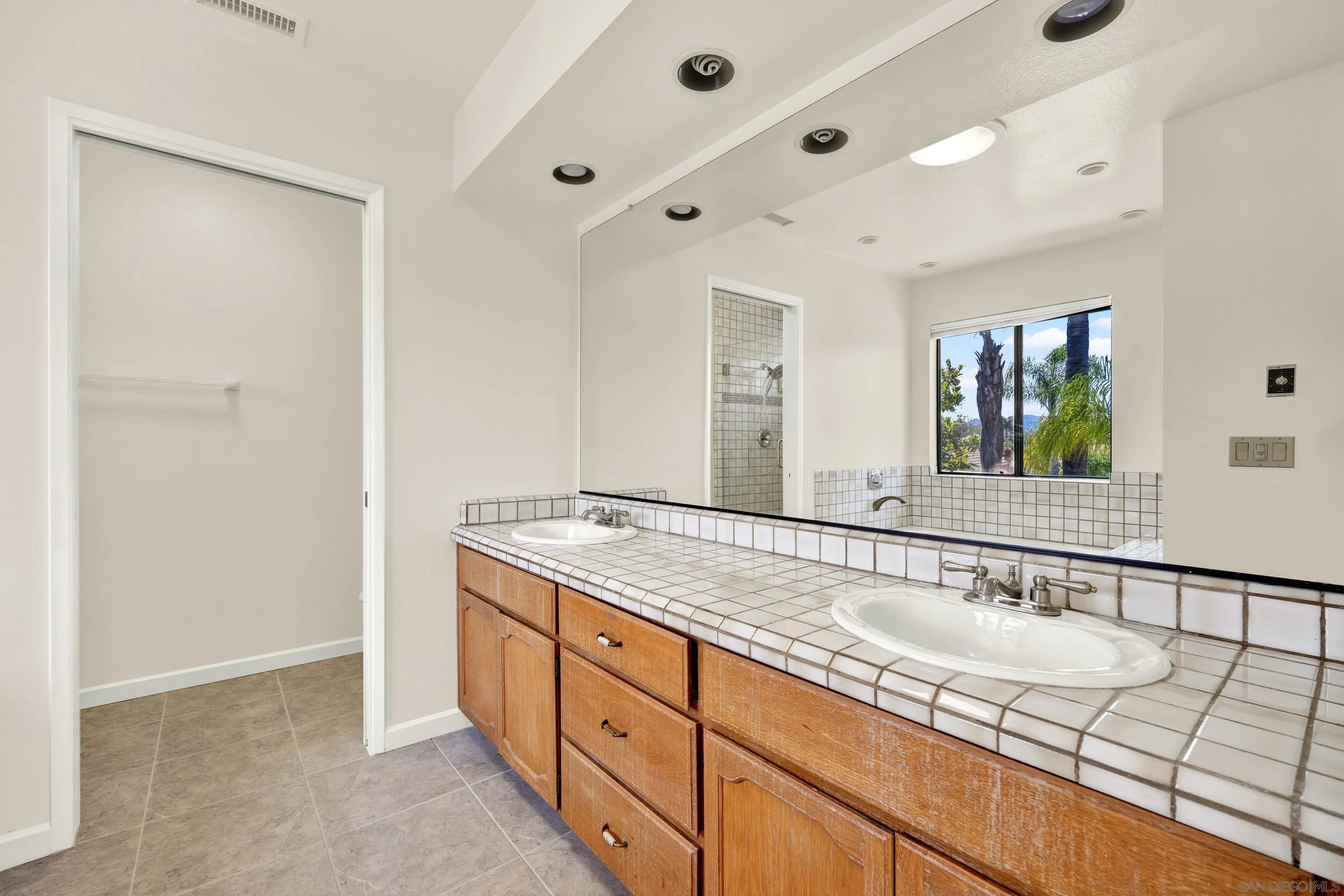 https://cdn.realtyfeed.com/cdn/127/250036935/2f95486f7a8264a66eaf87e555873af5.webp