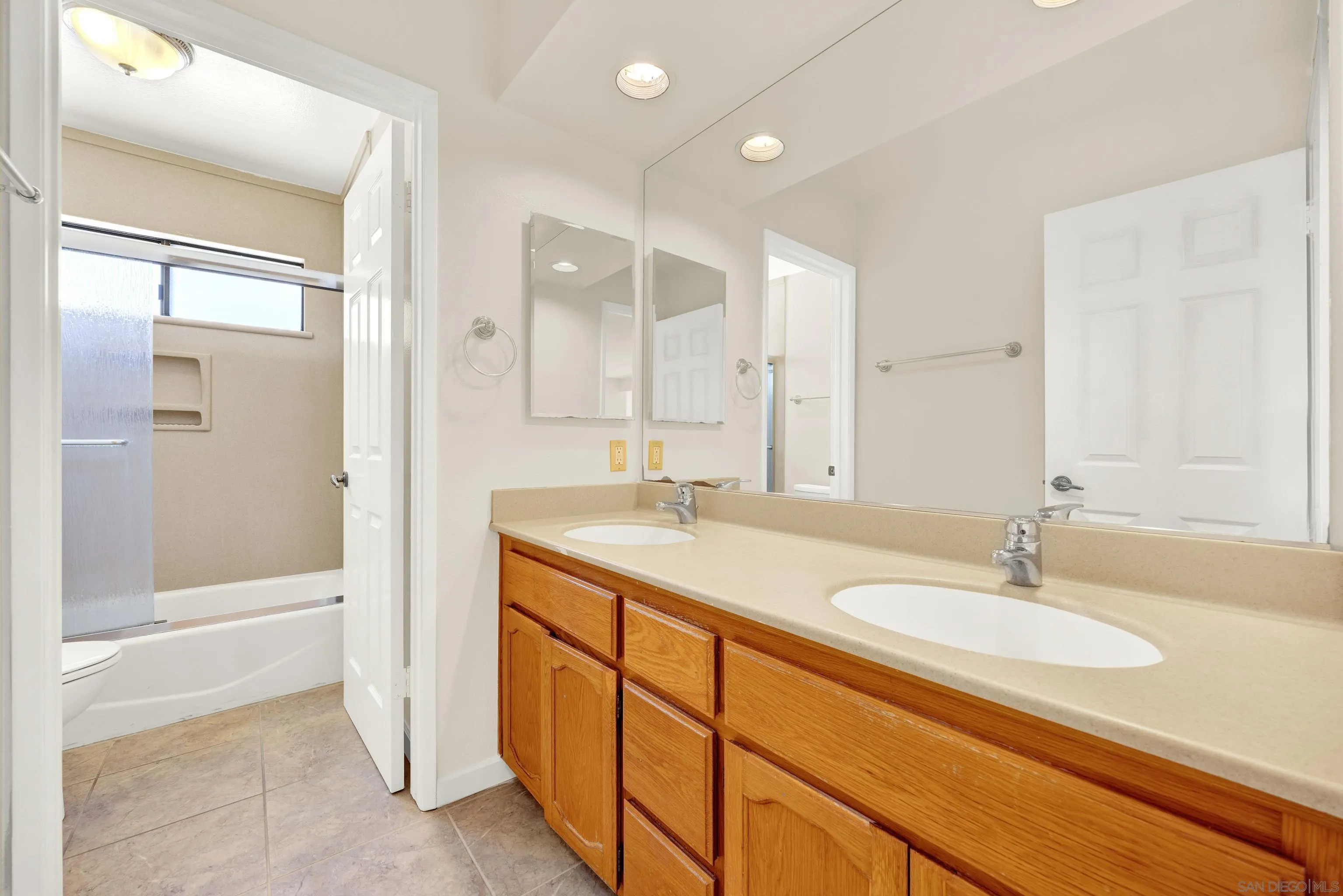 https://cdn.realtyfeed.com/cdn/127/250036935/40b7744d0702bfcf1a2ab4a0edcfe03e.webp