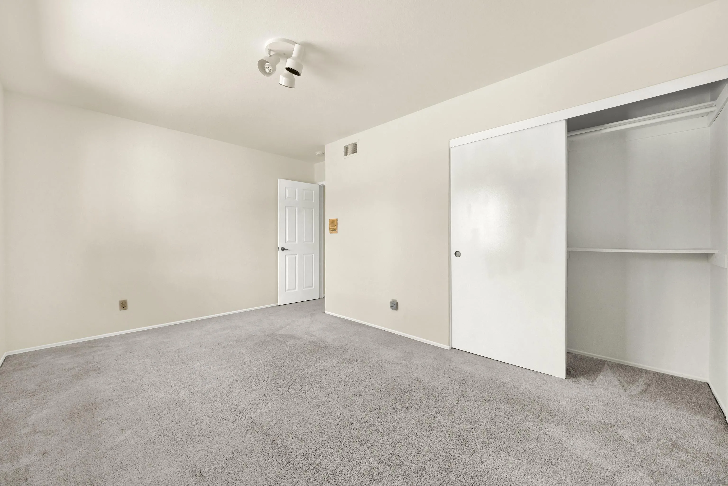 https://cdn.realtyfeed.com/cdn/127/250036935/7607ddc175fd8708c03bd491a165794b.webp
