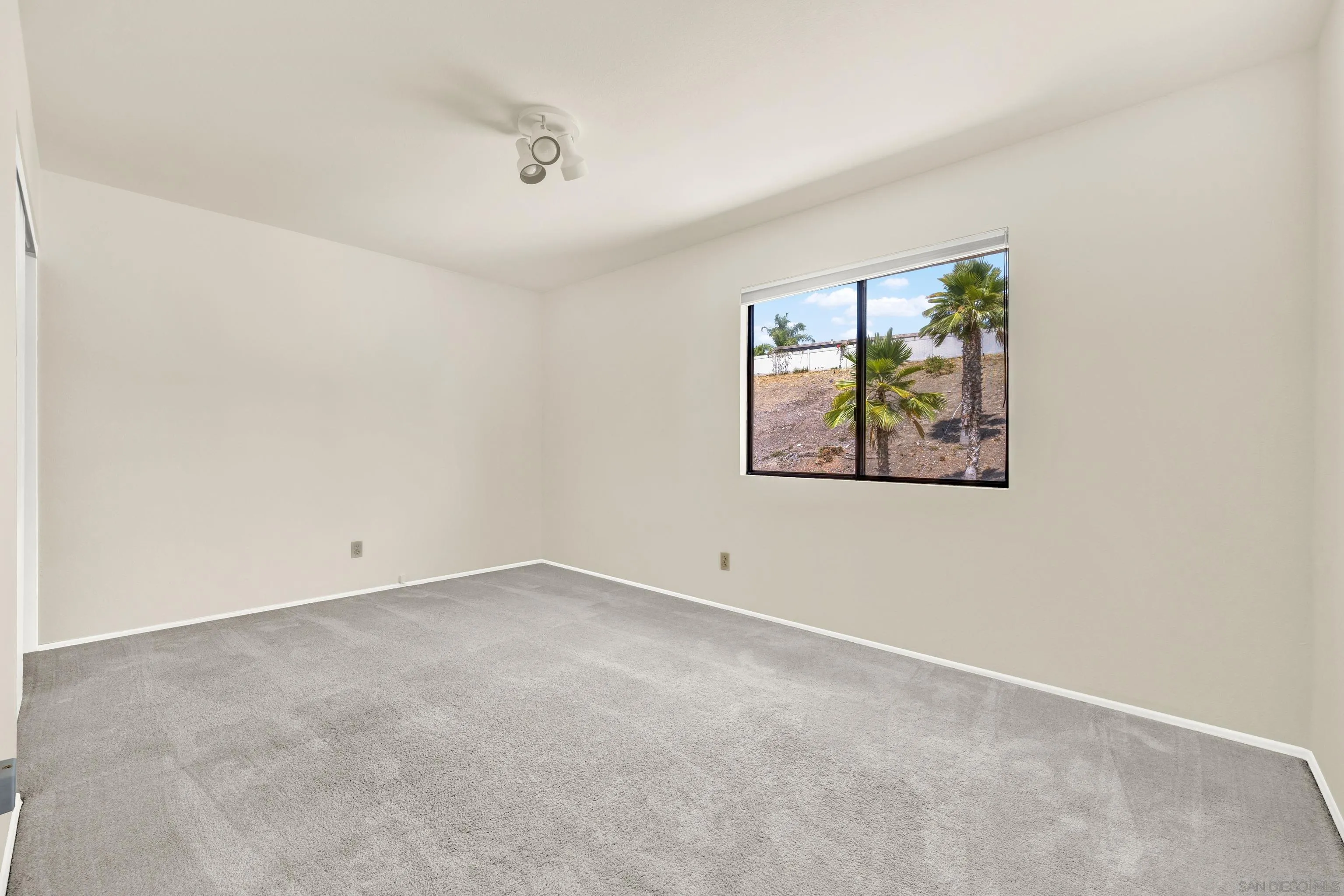 https://cdn.realtyfeed.com/cdn/127/250036935/bebab50a28764222b442bfe2e141d822.webp