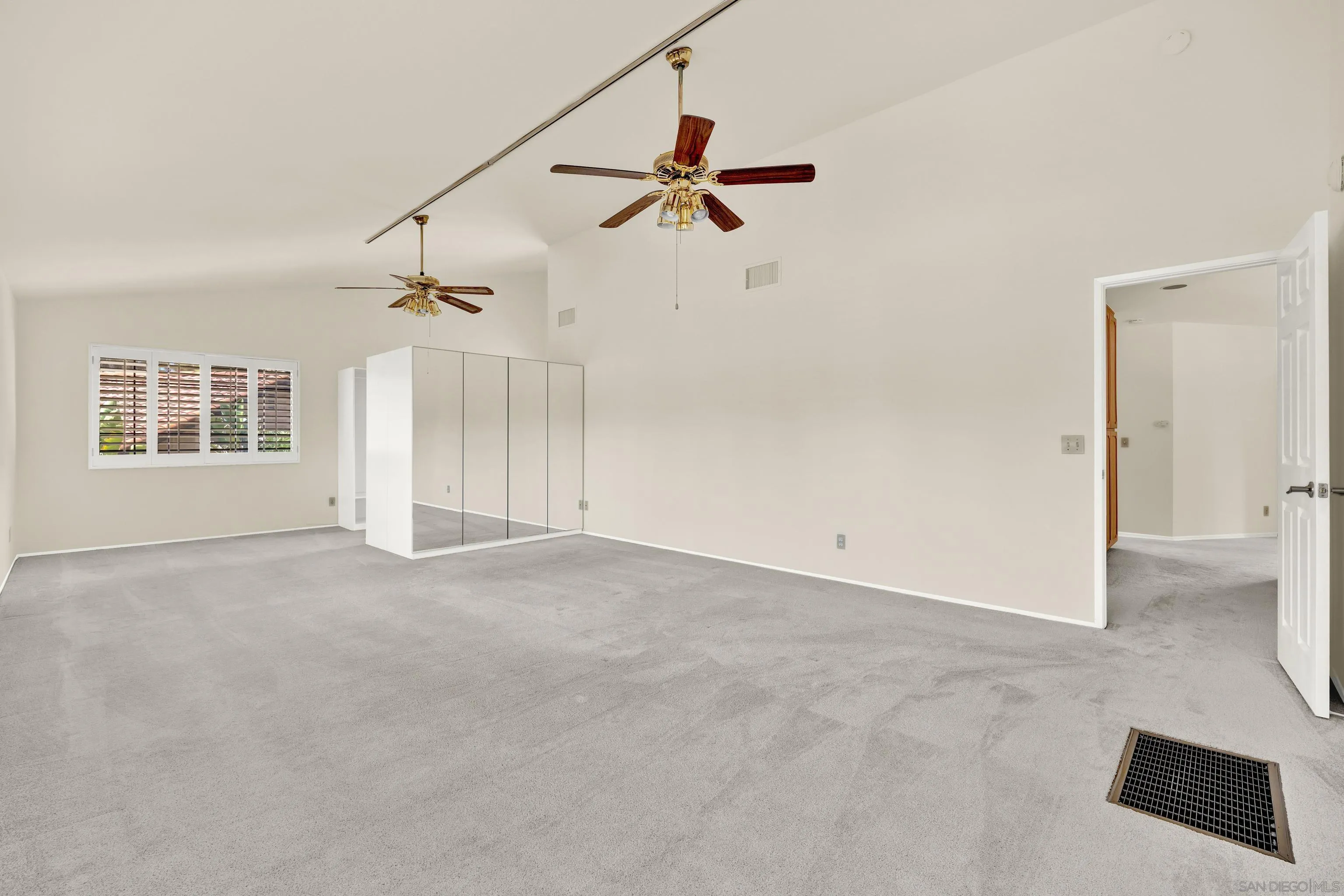 https://cdn.realtyfeed.com/cdn/127/250036935/ef3f12e8b43e062510a5d4c2a4fb21e3.webp