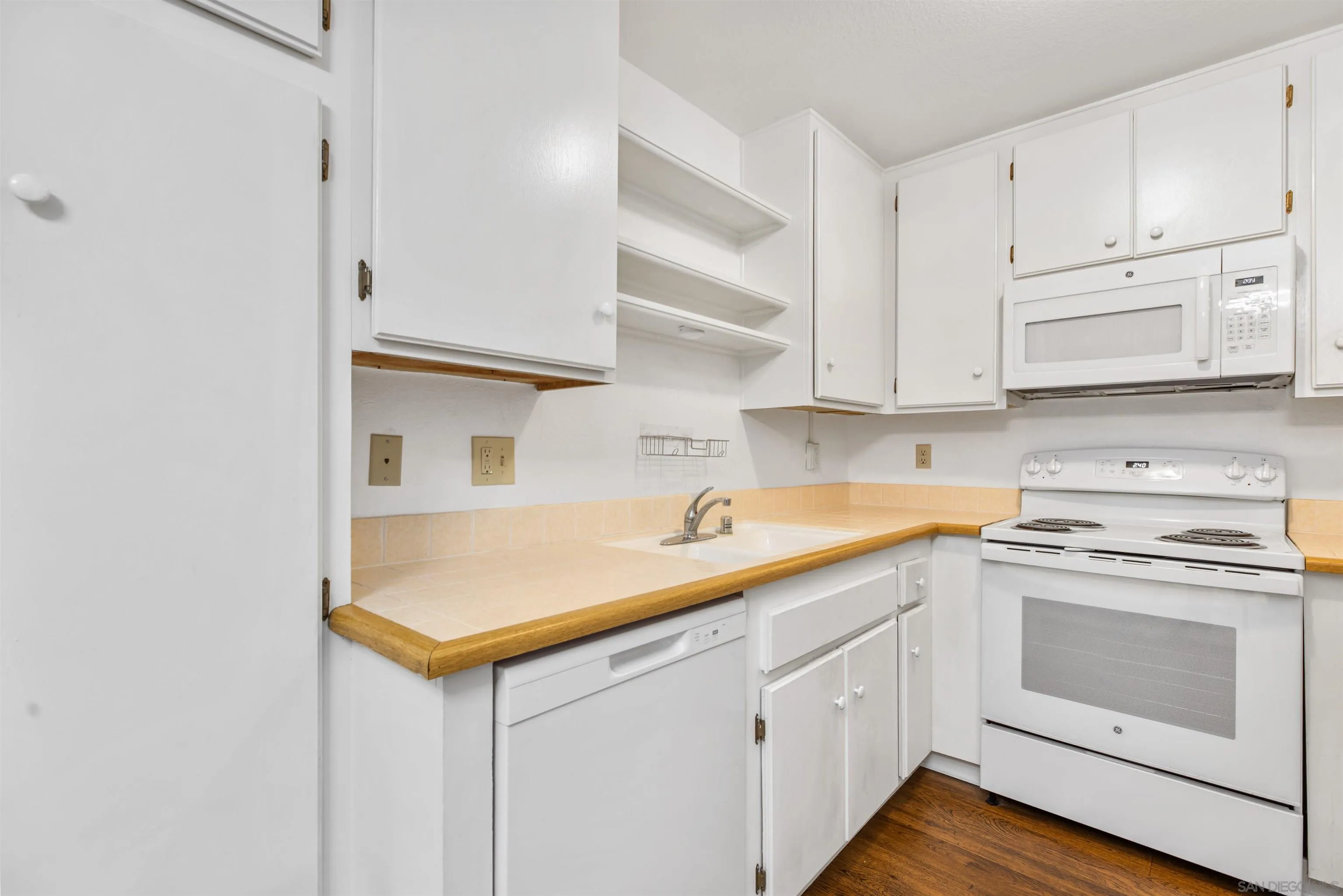 https://cdn.realtyfeed.com/cdn/127/250036938/0533b8d44372a3db6ca648f6ef8d0f7d.webp