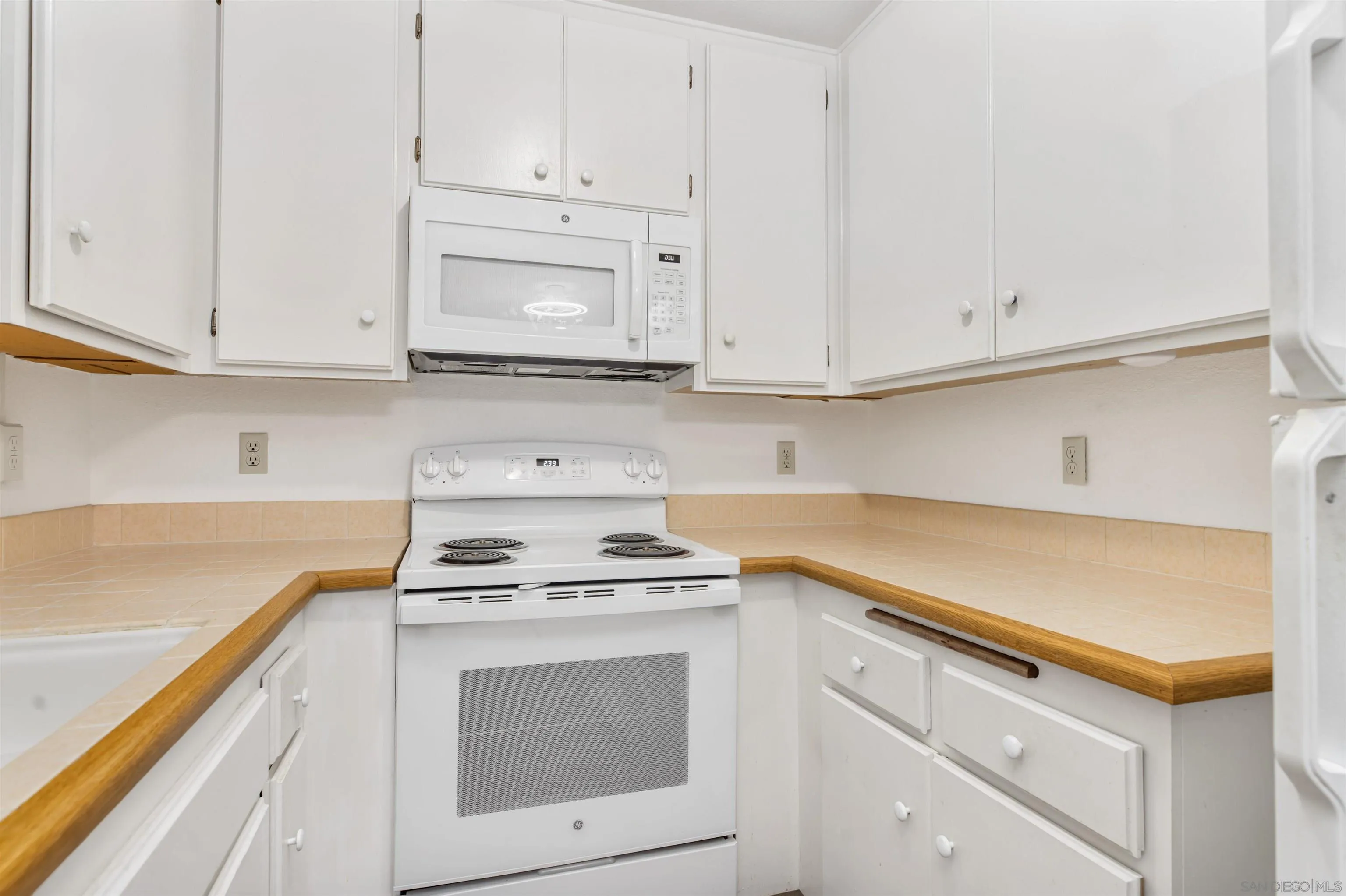https://cdn.realtyfeed.com/cdn/127/250036938/bd9658cd9b1a239a639610f6f136c2ed.webp