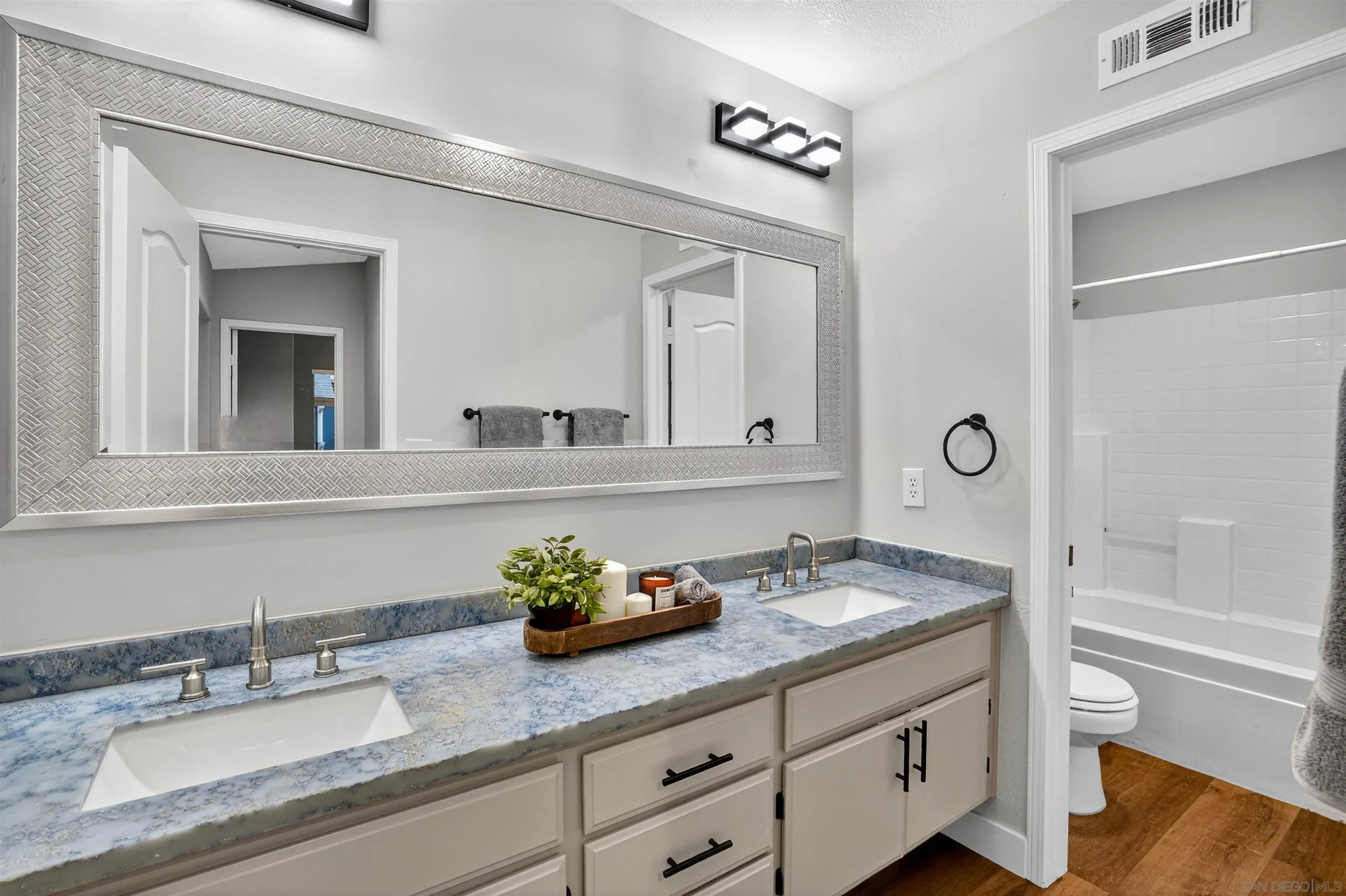 https://cdn.realtyfeed.com/cdn/127/250036945/f24fc9717a091e418b1689a51e63f48a.webp