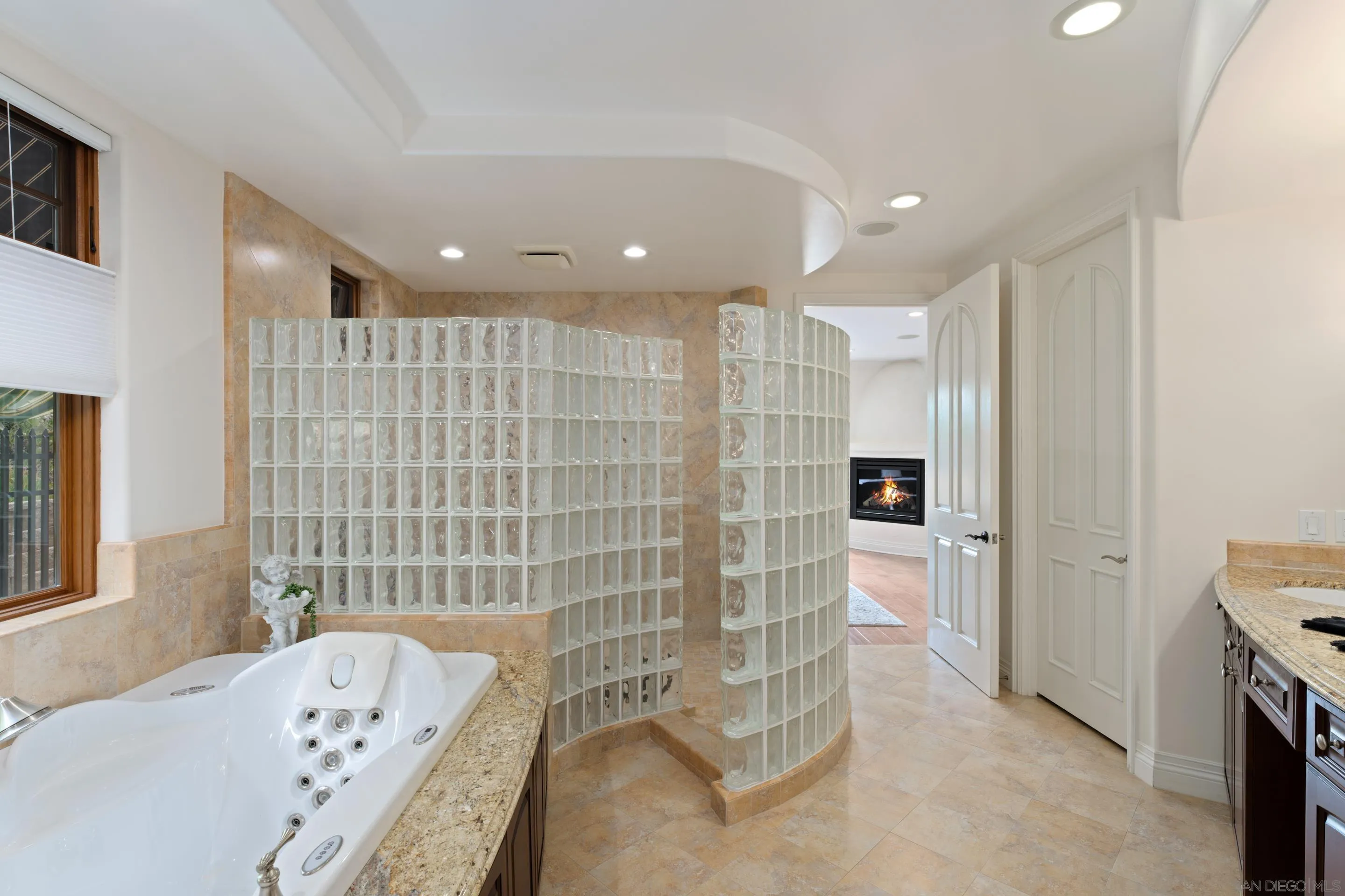 https://cdn.realtyfeed.com/cdn/127/250036946/1449443f6e685216abe3dfe83d698de6.webp