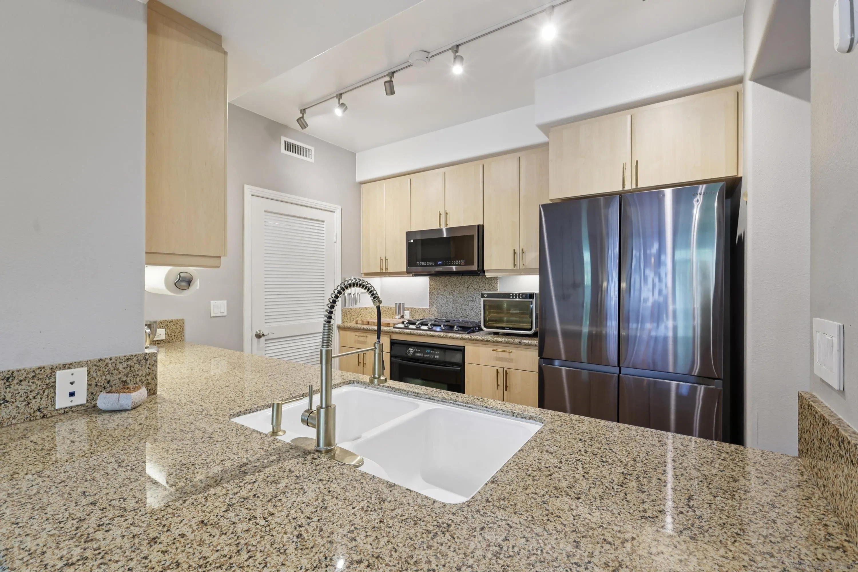 Photo #5: 250036947 Listing 