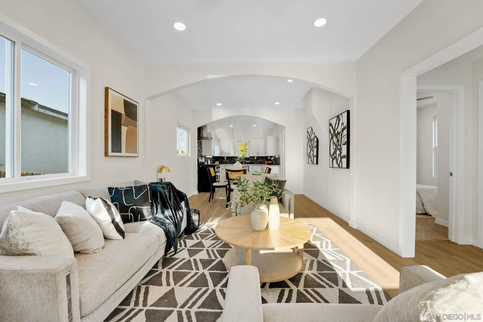 https://cdn.realtyfeed.com/cdn/127/250036951/2a56facd8011907caccb41a66f347ef3.webp