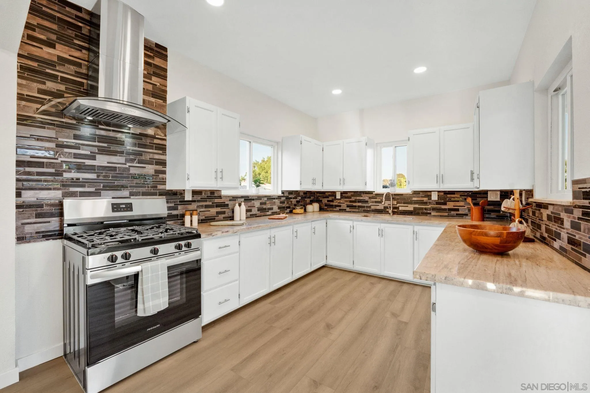 https://cdn.realtyfeed.com/cdn/127/250036951/807b188793f2e0d460fce14c11925022.webp