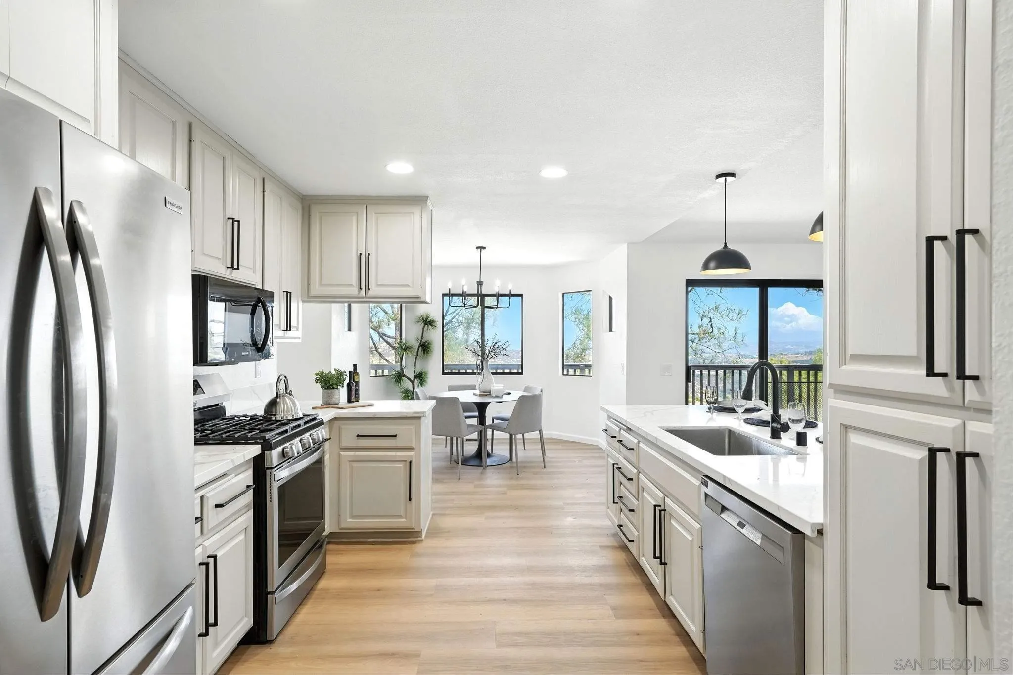 https://cdn.realtyfeed.com/cdn/127/250036955/21461bd6b7f682c165b925532f193d4e.webp