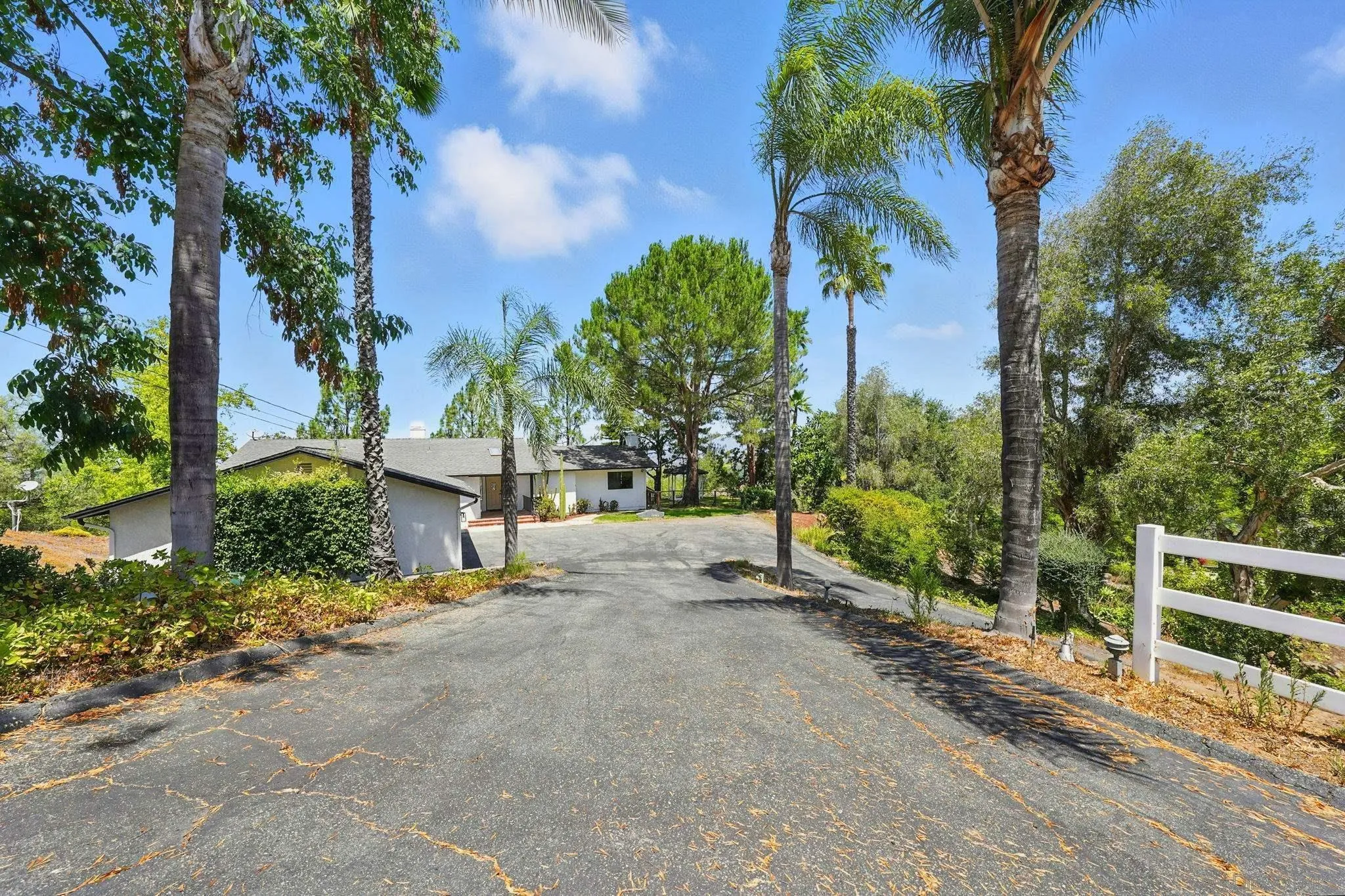 https://cdn.realtyfeed.com/cdn/127/250036955/8e93eefa3f095bffe8a1178d23c229e3.webp