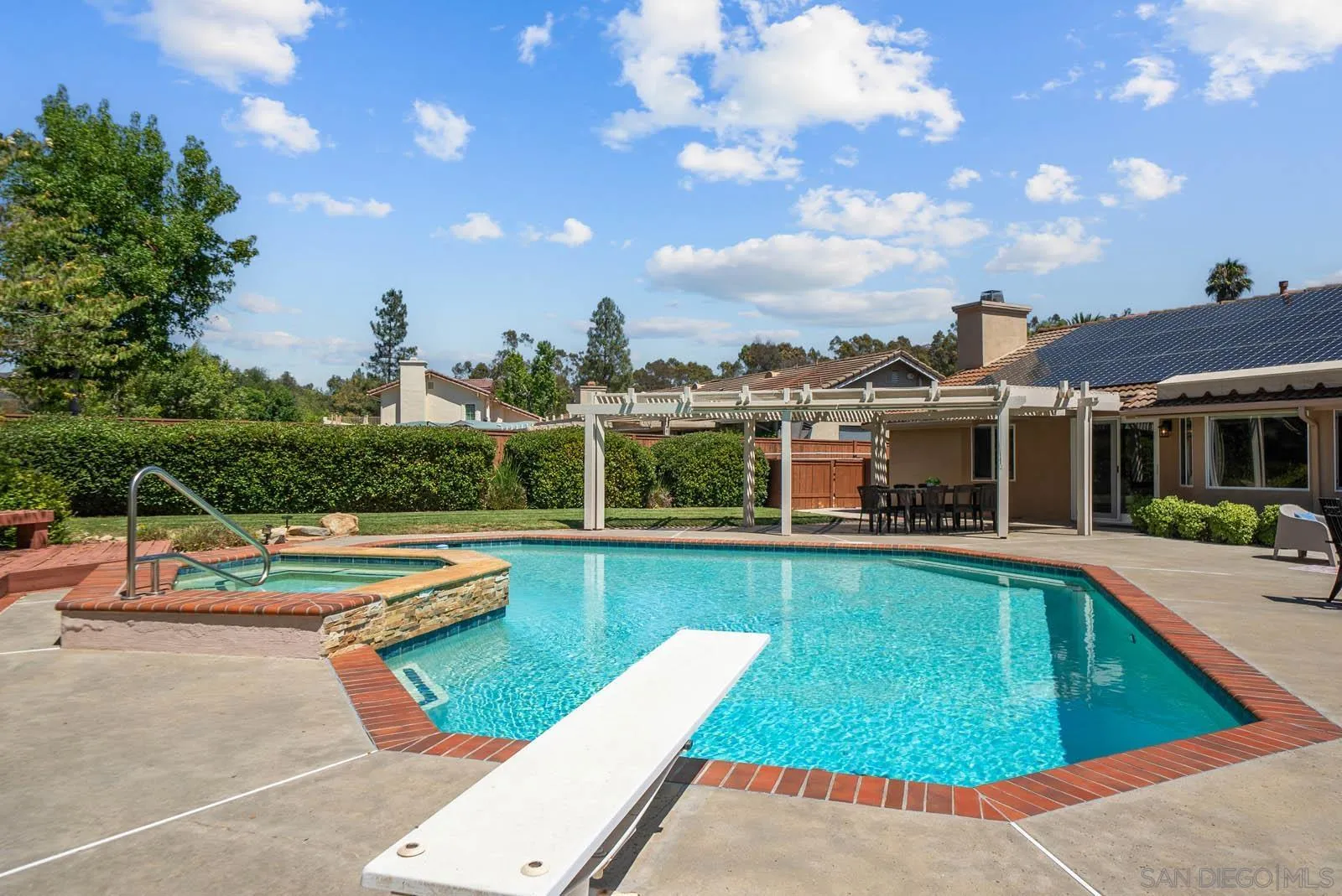 https://cdn.realtyfeed.com/cdn/127/250036966/8663dc2967ac789fc43168459064cd4d.webp
