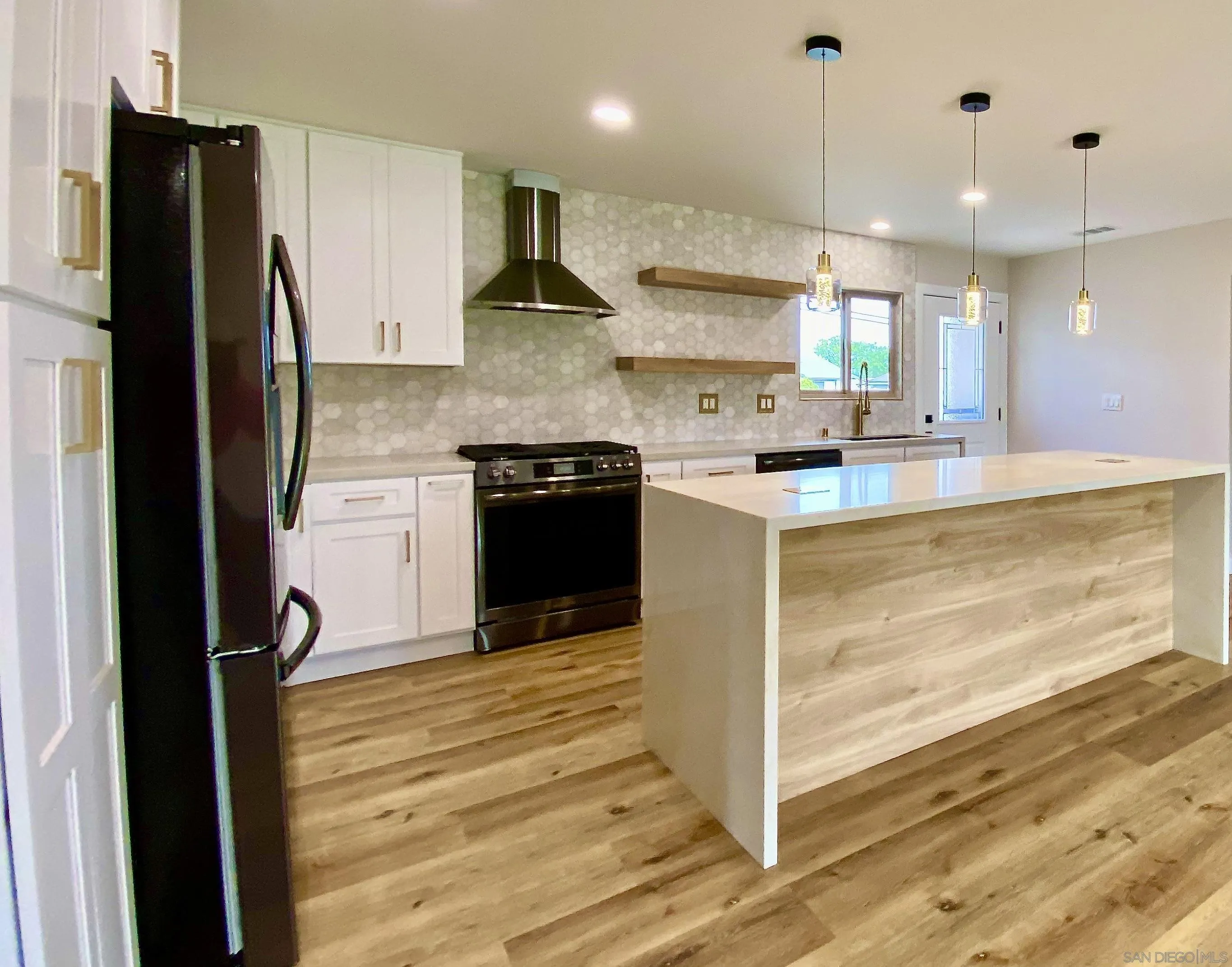 https://cdn.realtyfeed.com/cdn/127/250036968/7858986d4e741f76fe374d5880bf4e74.webp