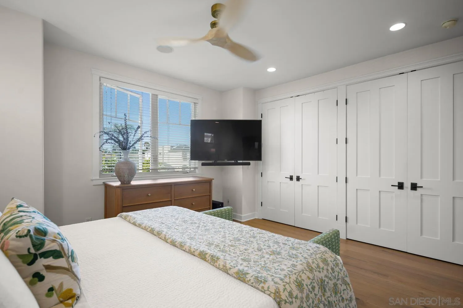 https://cdn.realtyfeed.com/cdn/127/250036976/045184be391401b2b41d457b5736361f.webp