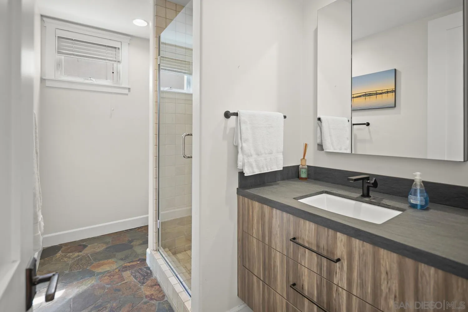 https://cdn.realtyfeed.com/cdn/127/250036976/f379279e8a0b21249f8fec3f6567101d.webp