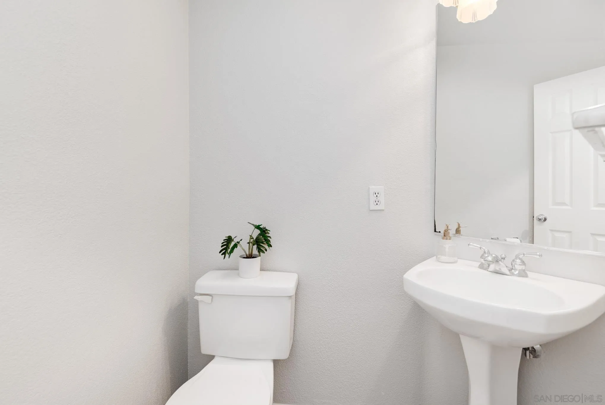 https://cdn.realtyfeed.com/cdn/127/250036978/953c03a1368036492daab66aa3ecfdab.webp