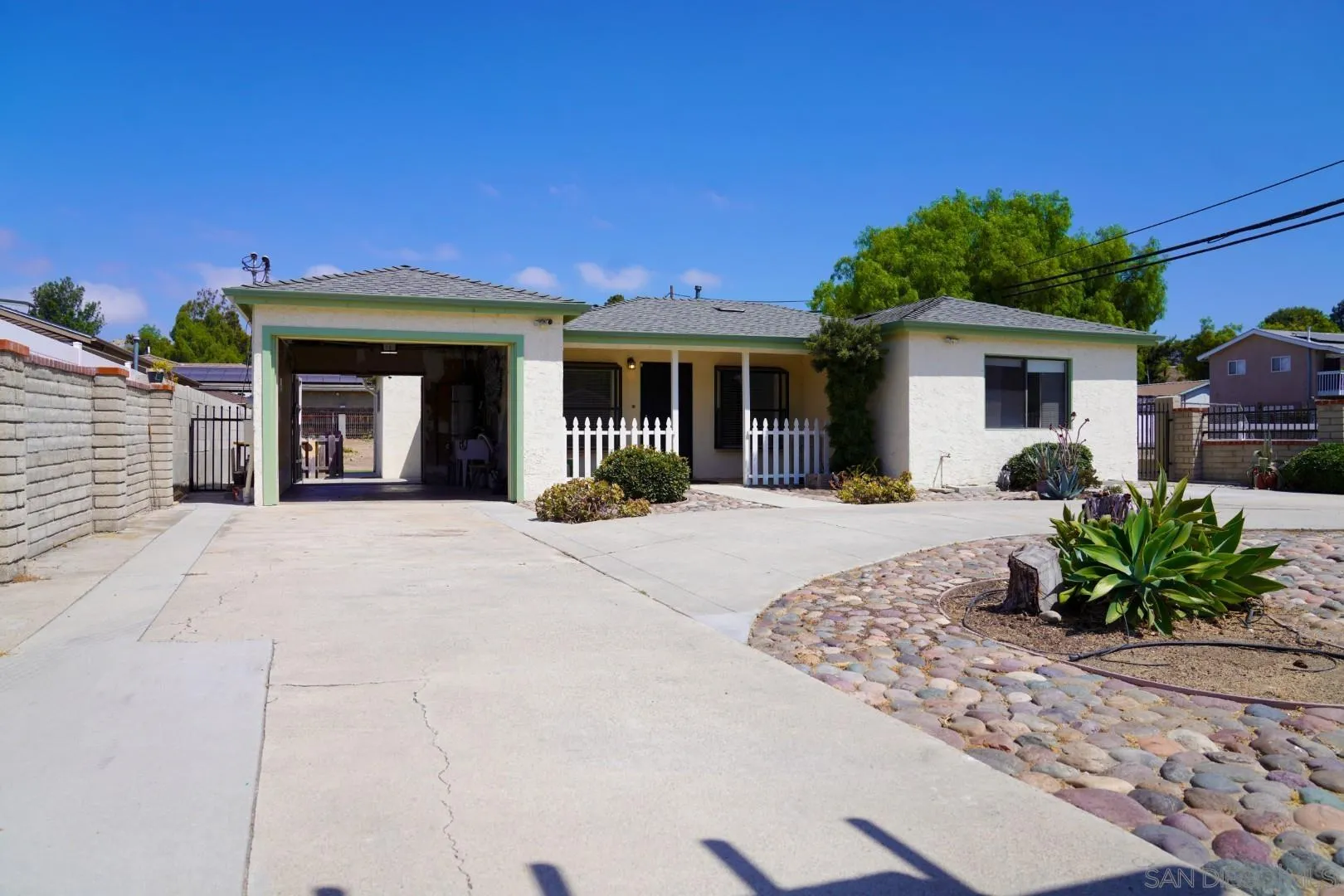 https://cdn.realtyfeed.com/cdn/127/250036980/effbc6b7d1479ebdb7854a8a3079ff92.webp