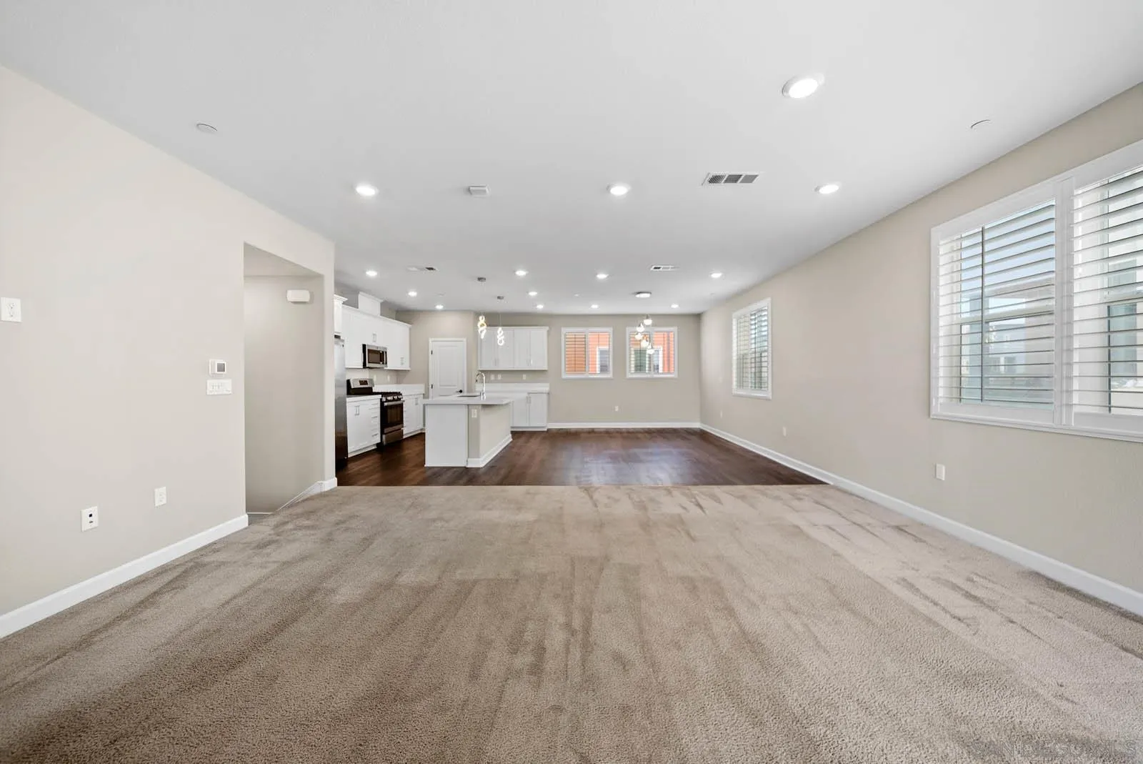 https://cdn.realtyfeed.com/cdn/127/250036986/1888895ccfd8f270373469766bb632ca.webp