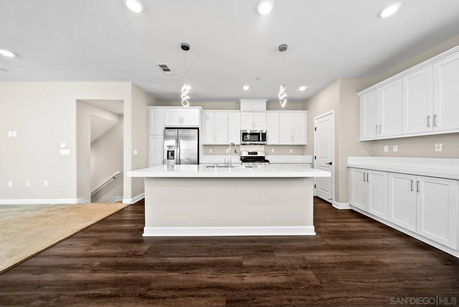 https://cdn.realtyfeed.com/cdn/127/250036986/6cfe4e57ae3f9c190087778d66736fee.webp