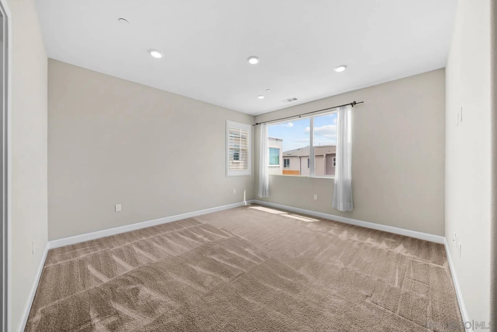 https://cdn.realtyfeed.com/cdn/127/250036986/77d0b3ac2120ca9116879c7576011ff6.webp