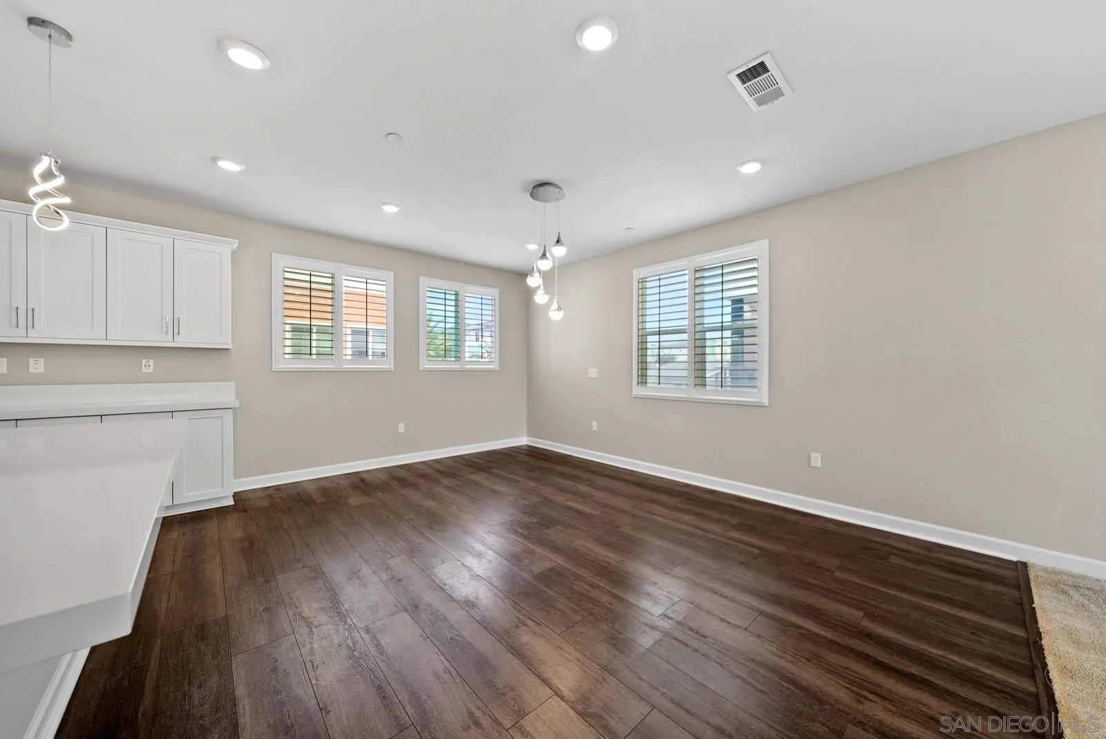 https://cdn.realtyfeed.com/cdn/127/250036986/8cb7d48ce7b0e34be7be8f9835ae86bc.webp
