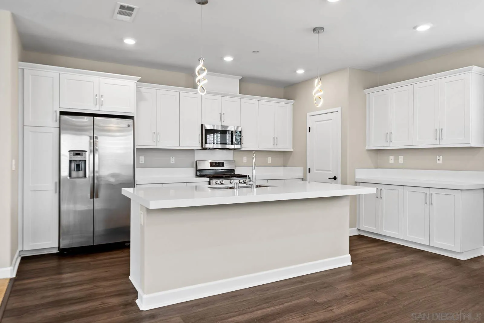 https://cdn.realtyfeed.com/cdn/127/250036986/f4bcb9f6b7c0dbefd746ea3d6b131cad.webp