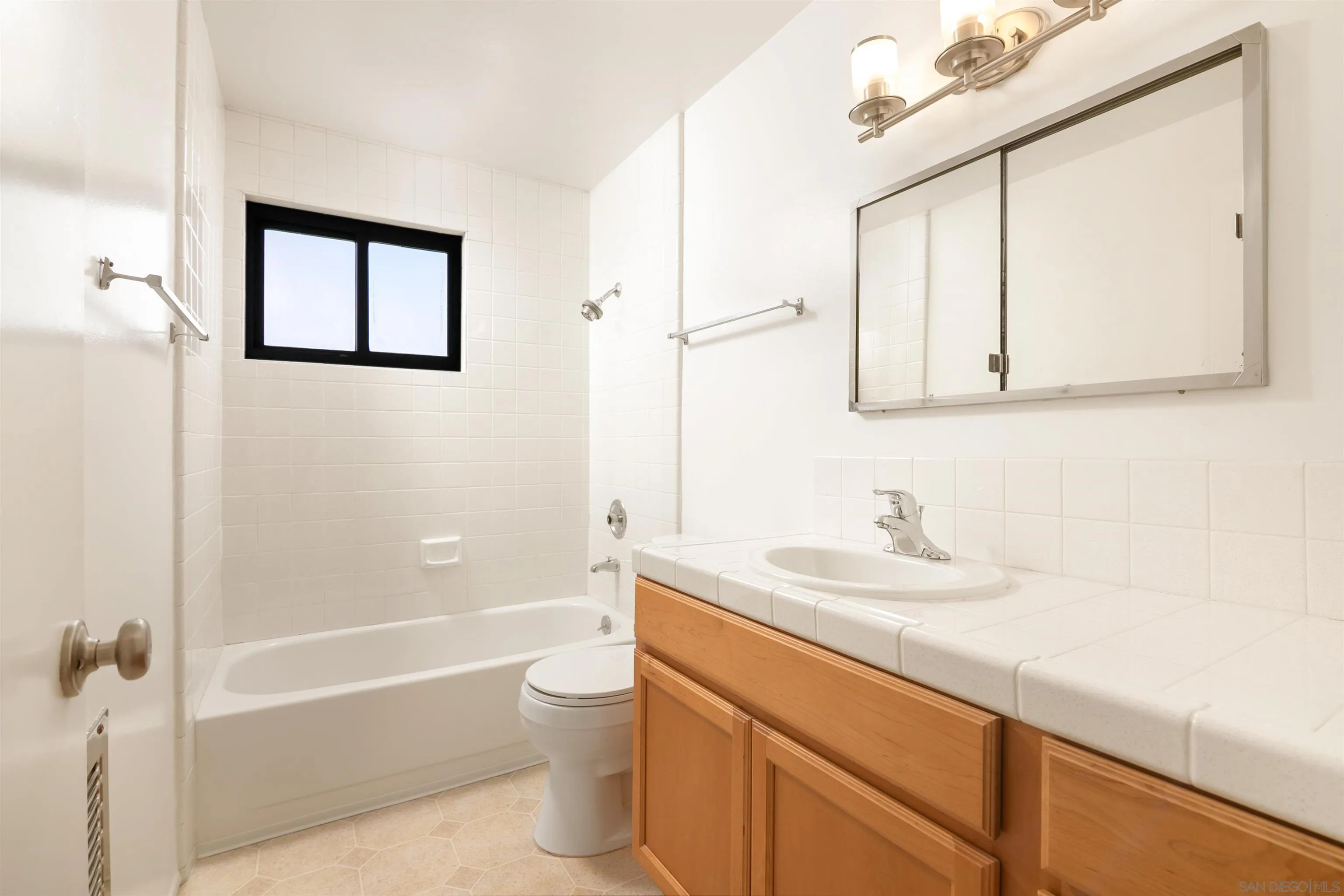 https://cdn.realtyfeed.com/cdn/127/250036990/06f4ca1c7ef830f293bfd8d7e2381dc0.webp