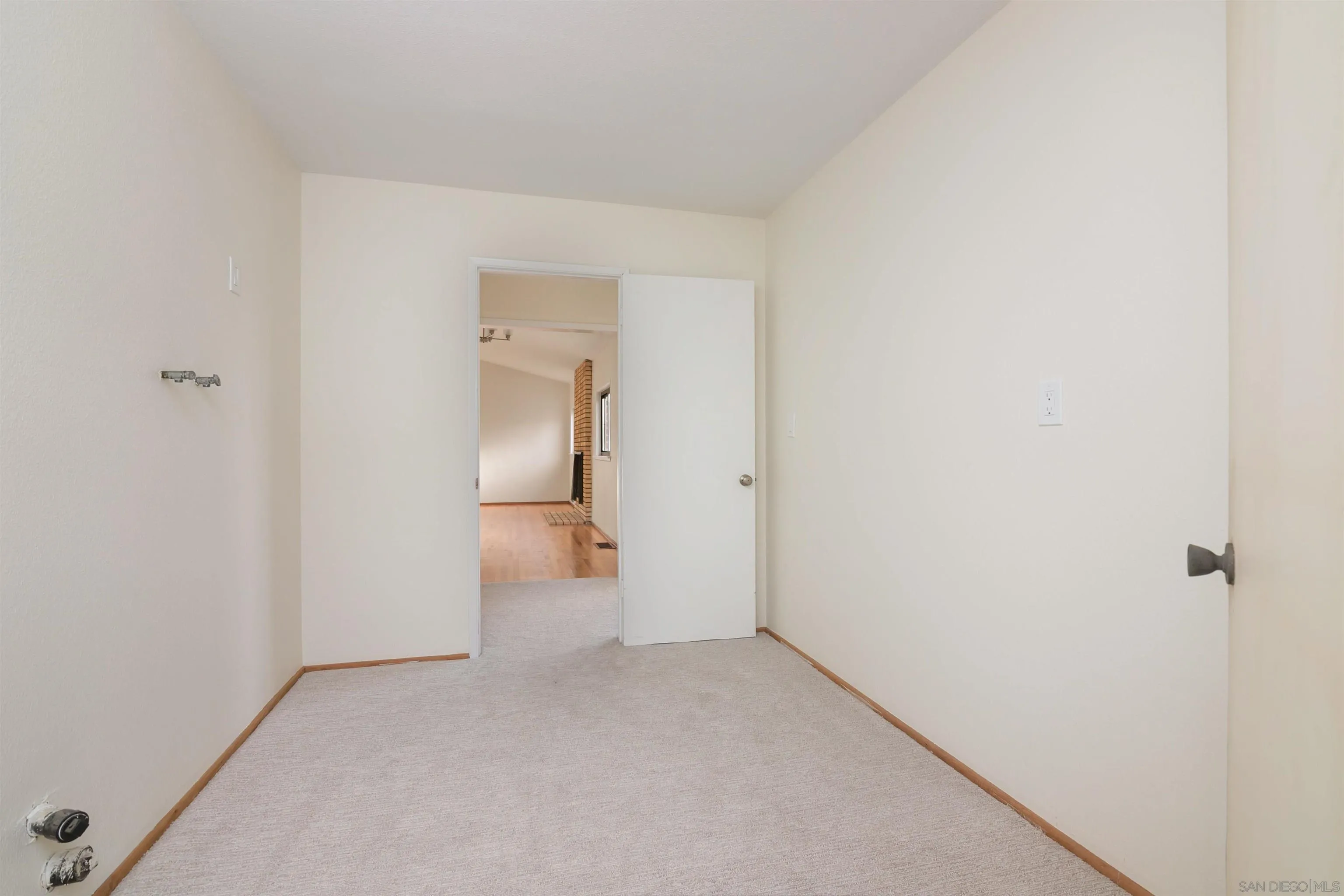 https://cdn.realtyfeed.com/cdn/127/250036990/0f3cda15bf4c3c89093c868f149ac754.webp
