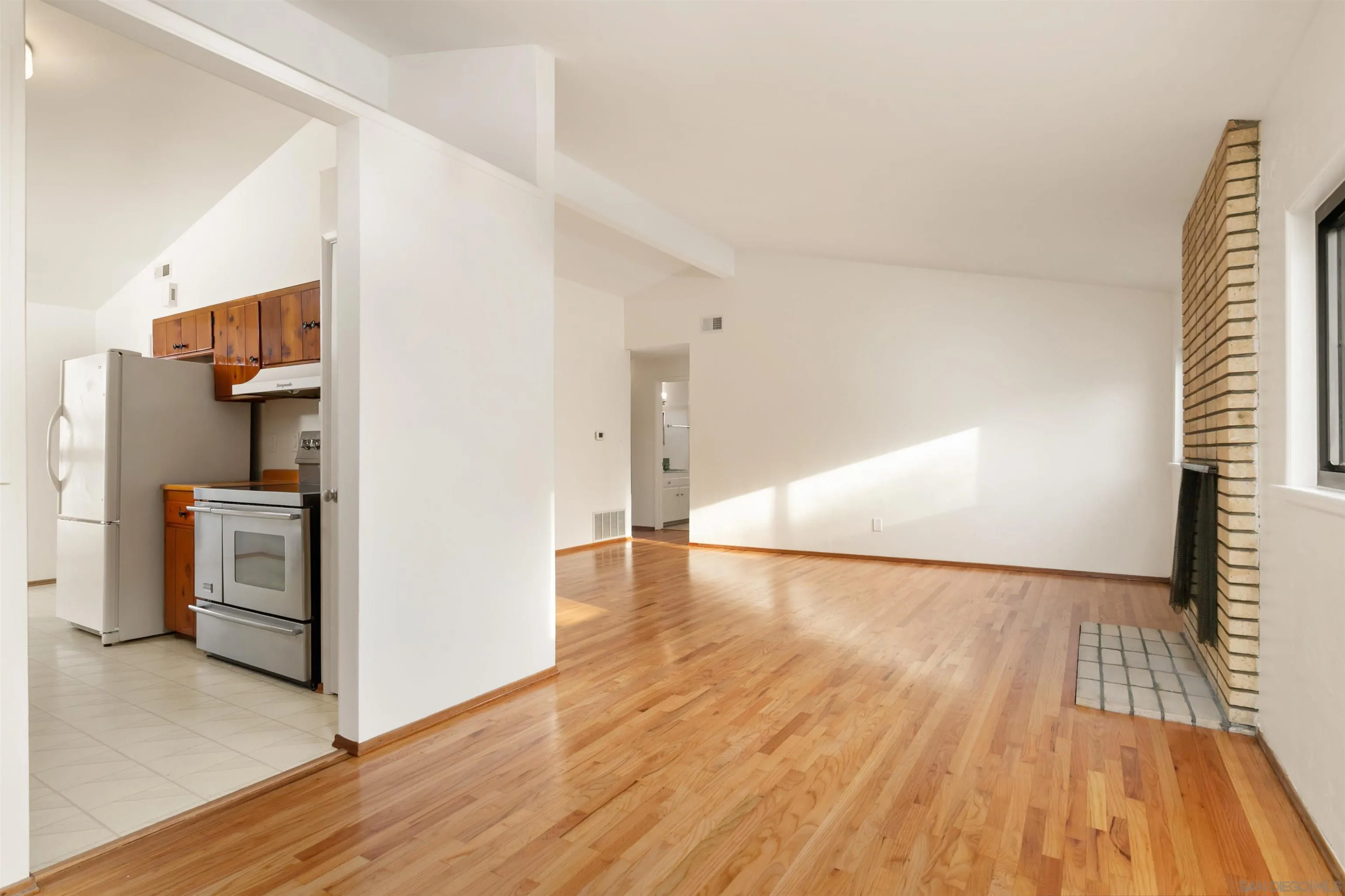 https://cdn.realtyfeed.com/cdn/127/250036990/18a094f4f8b1b75534ed498ff6db8d88.webp