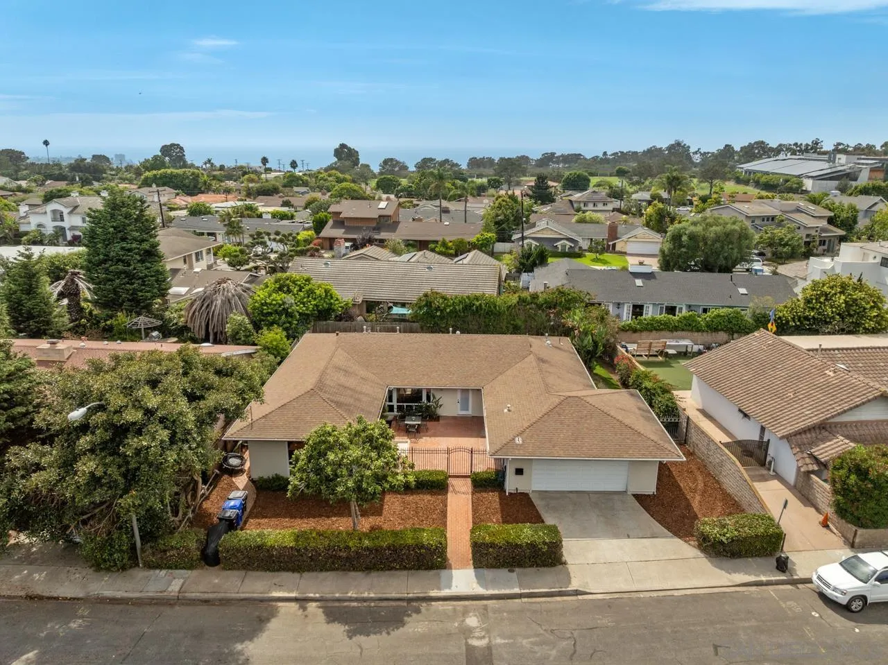 https://cdn.realtyfeed.com/cdn/127/250036996/ad2b0d8c635175db7231989b3d026f3d.webp