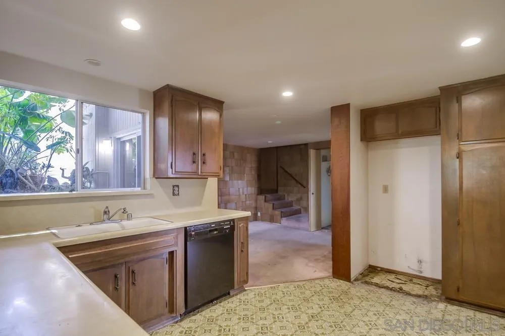 https://cdn.realtyfeed.com/cdn/127/250036998/1227042058081bd43f0d2774b011e7fb.webp