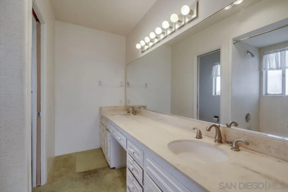 https://cdn.realtyfeed.com/cdn/127/250036998/83a11eaf80ac3262b84cea06cacee916.webp