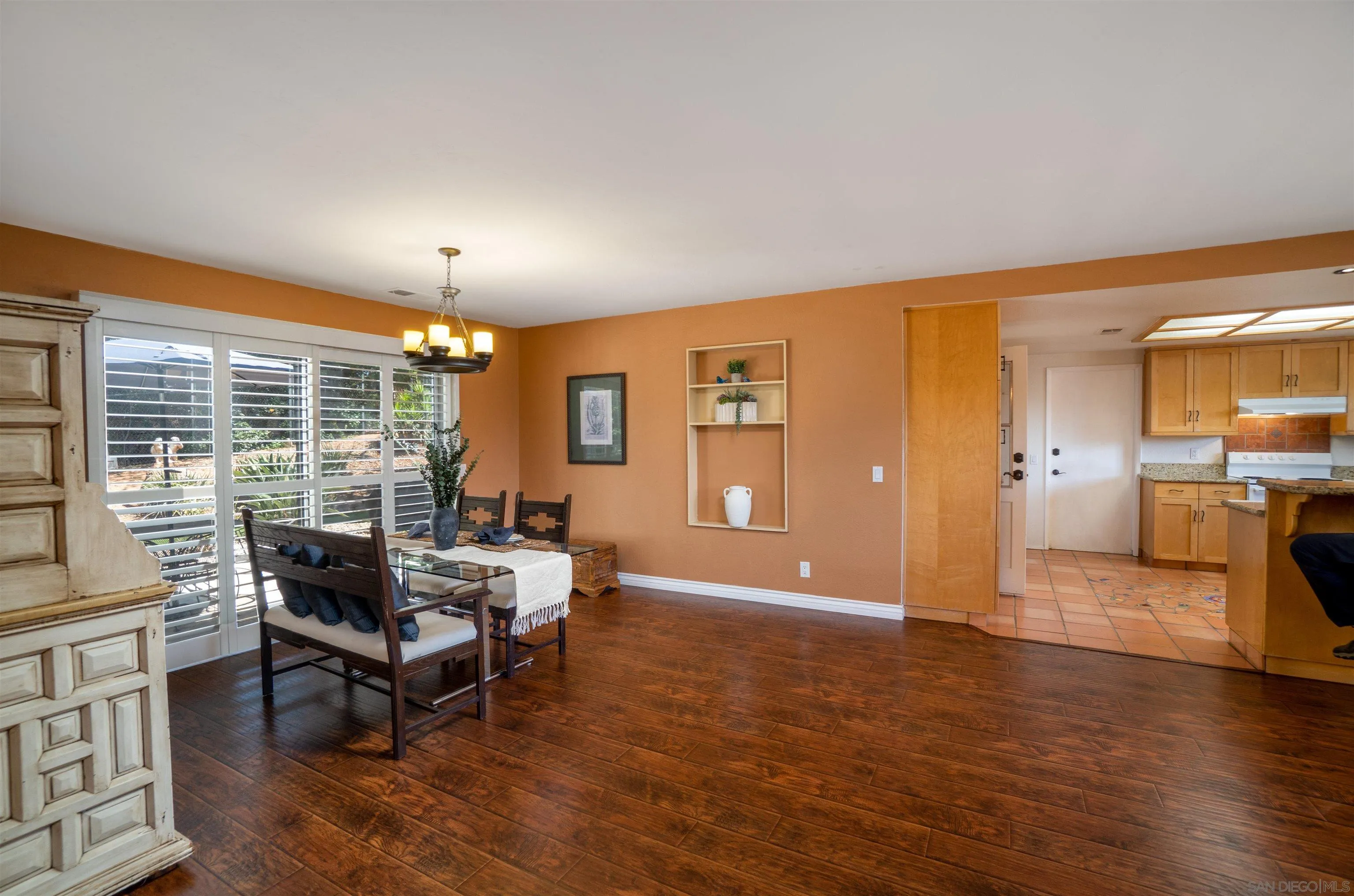 https://cdn.realtyfeed.com/cdn/127/250037000/49a7b8f67b4b3e57476fb816a272fa15.webp