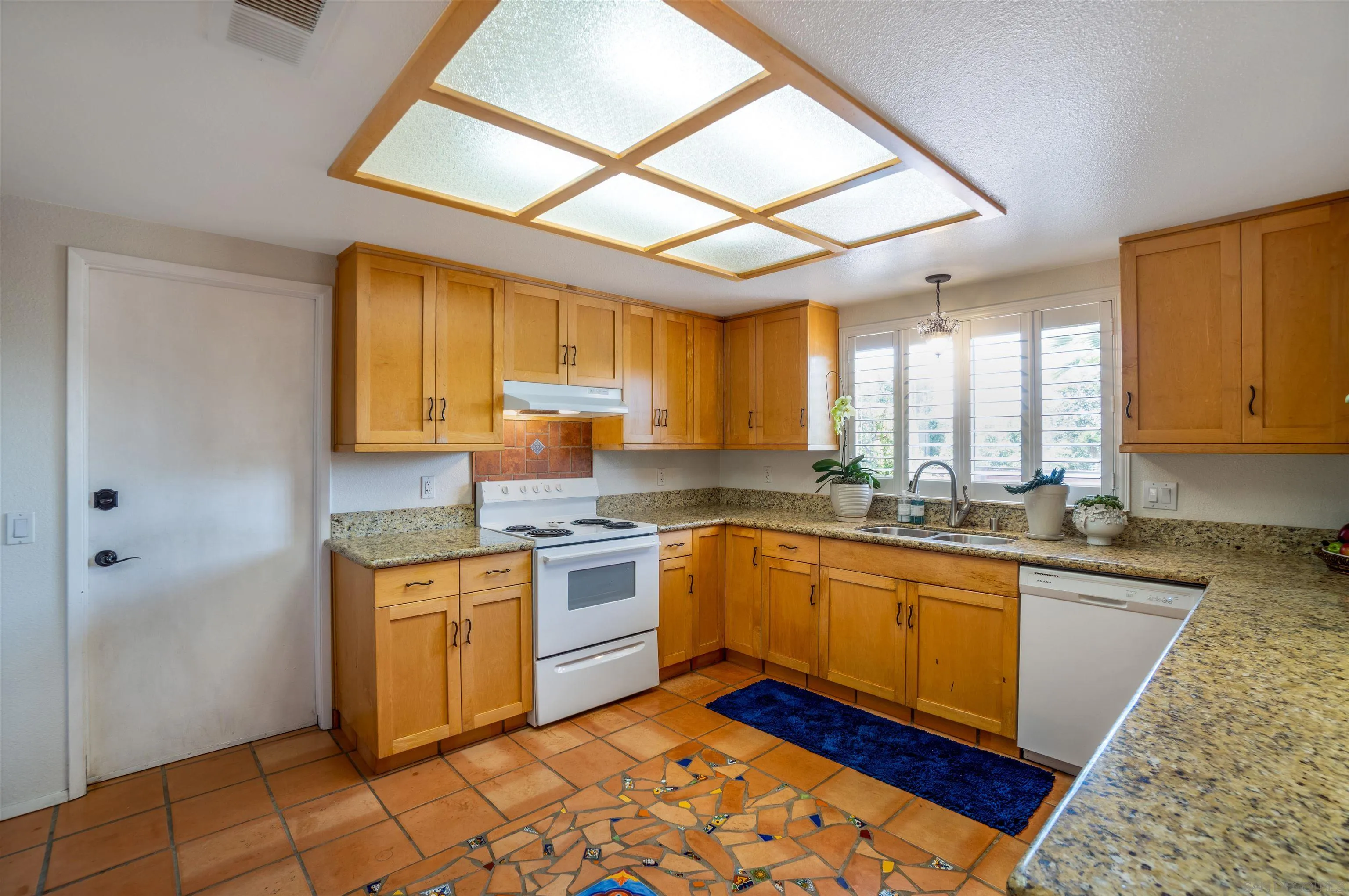 https://cdn.realtyfeed.com/cdn/127/250037000/4fc406fa664e68f14ab57dd8c7293d45.webp