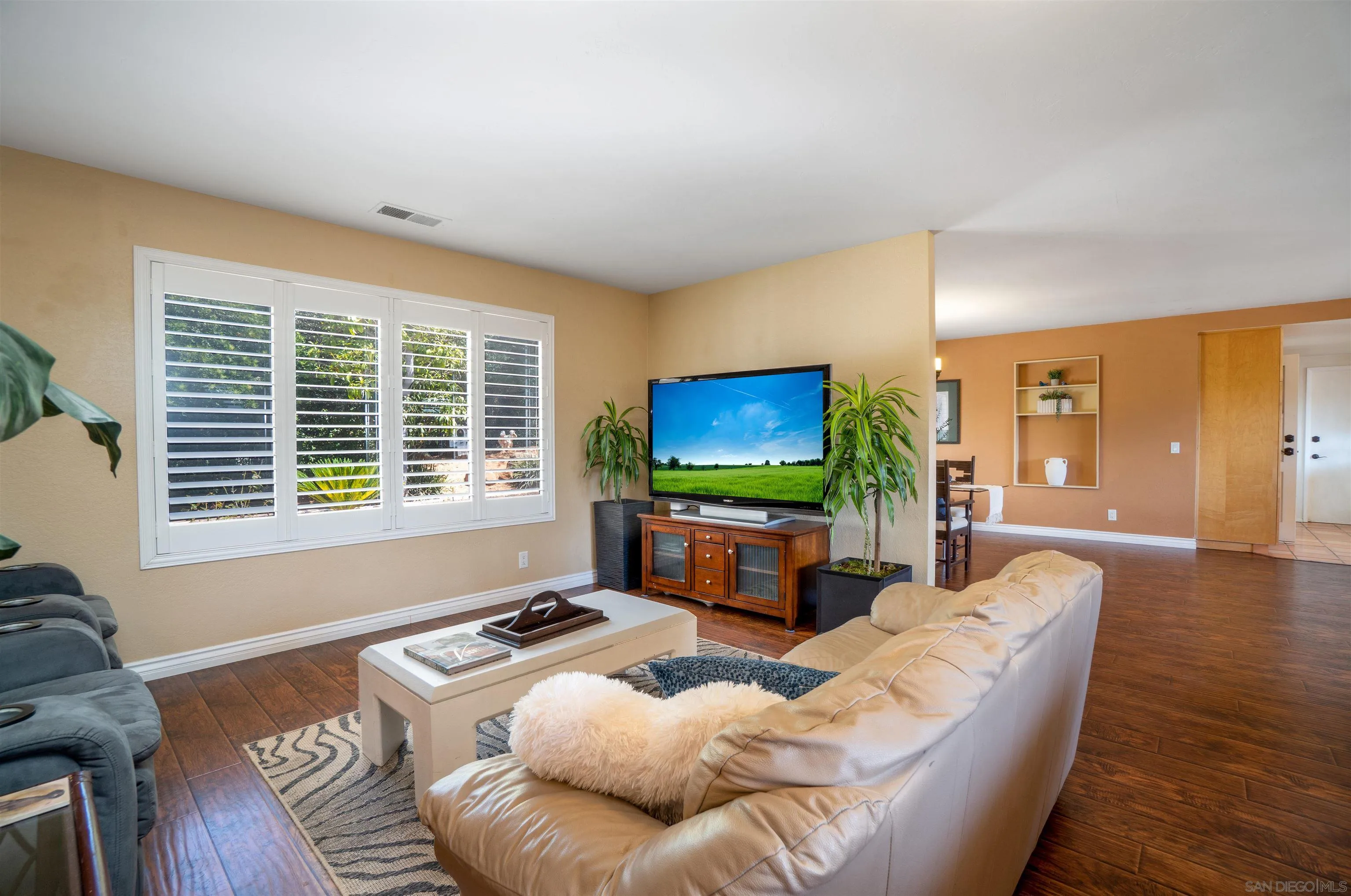 https://cdn.realtyfeed.com/cdn/127/250037000/72e32535efb84b7ffd8b116b3a011a94.webp