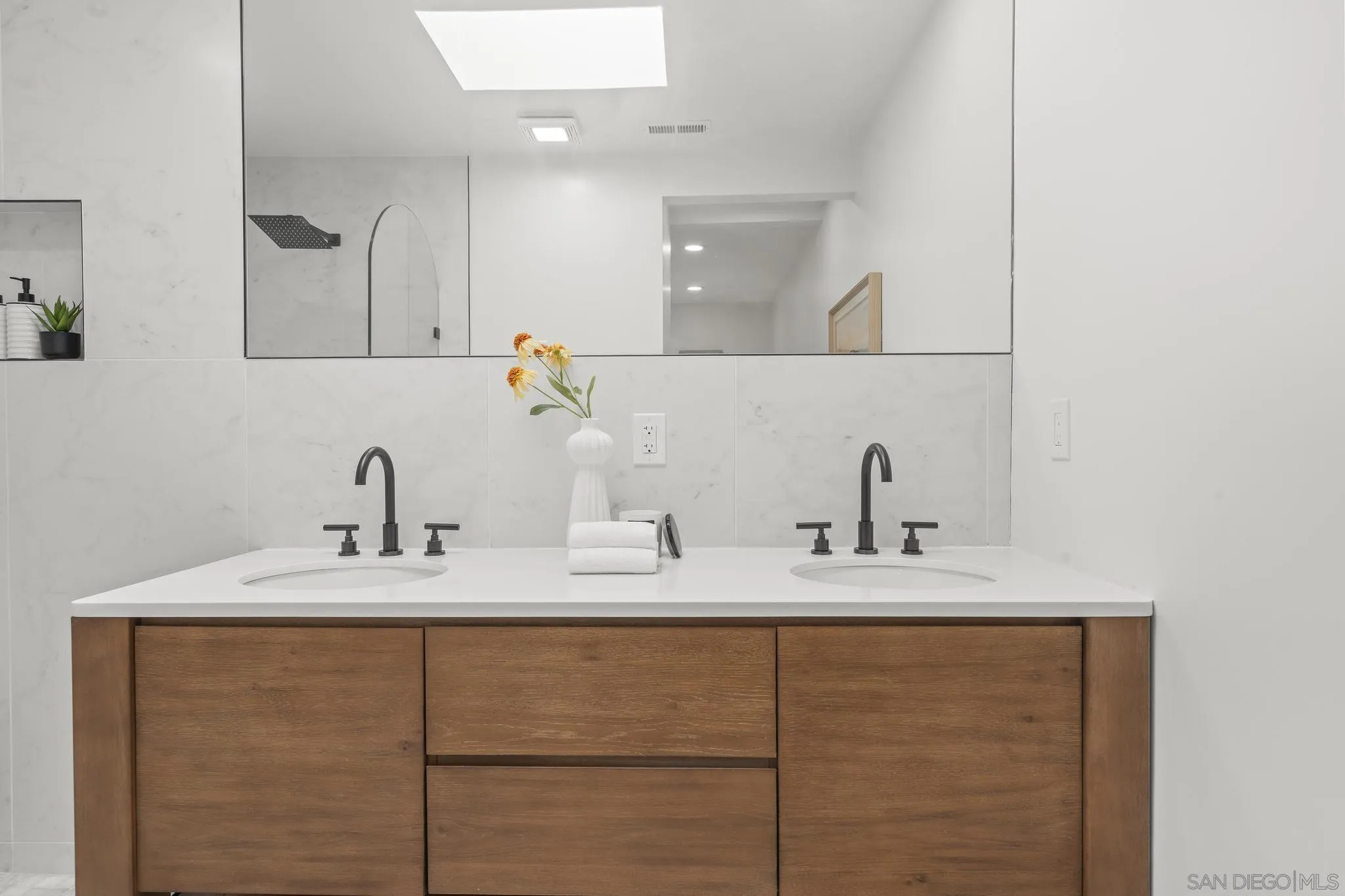 https://cdn.realtyfeed.com/cdn/127/250037001/efea6bf605a94e1842be7ca697c43546.webp