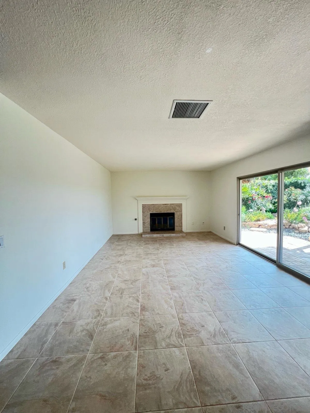 https://cdn.realtyfeed.com/cdn/127/250037002/a7440c5b3697f4a37f06dc576d9f636b.webp